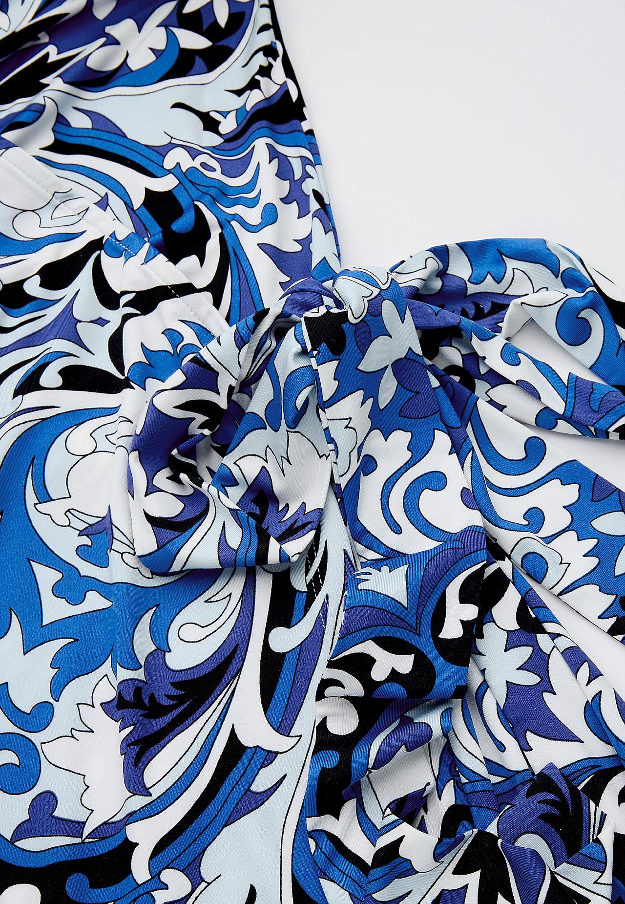 Patroonvormige aan de voorkant omgevouwen jurk van tricot