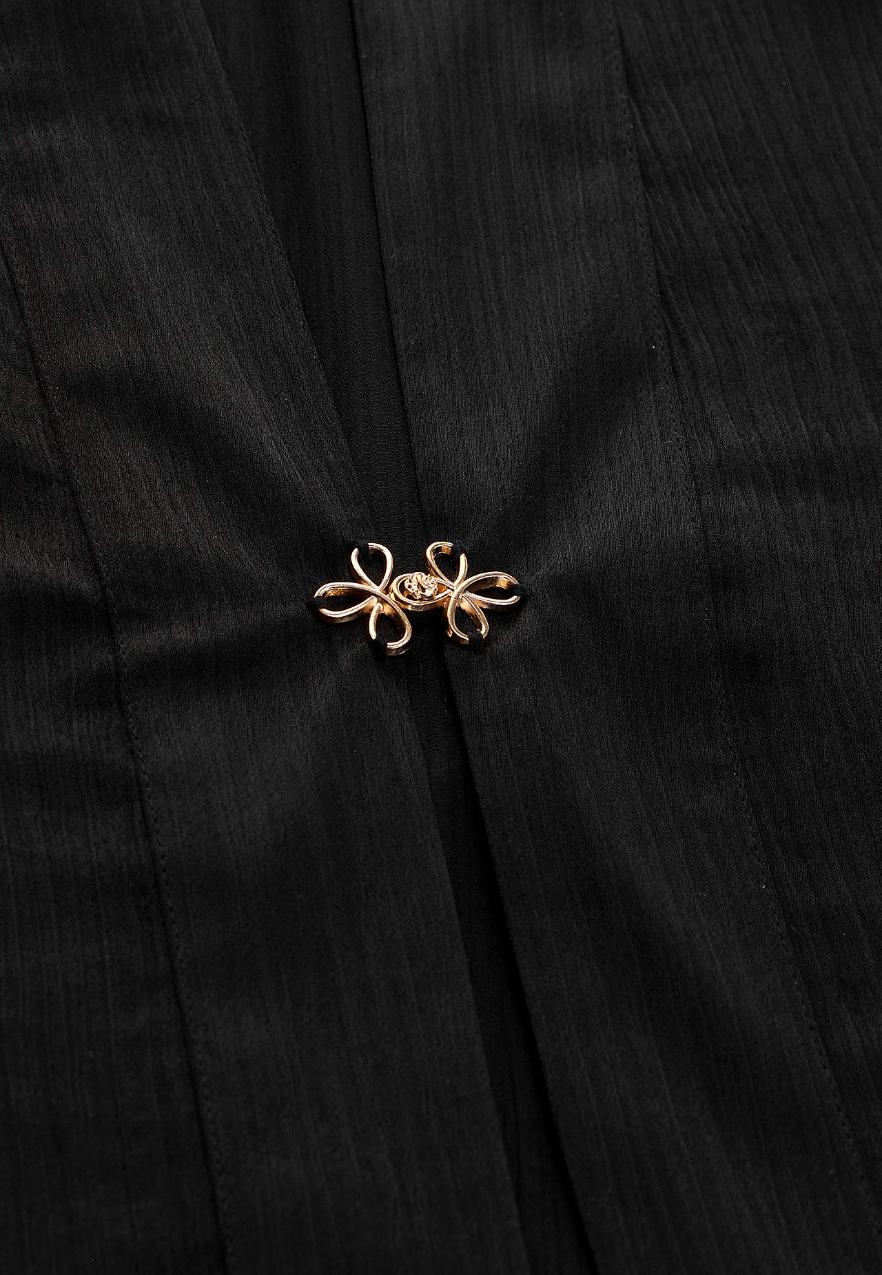 Open feesttuniek met gouden gesp