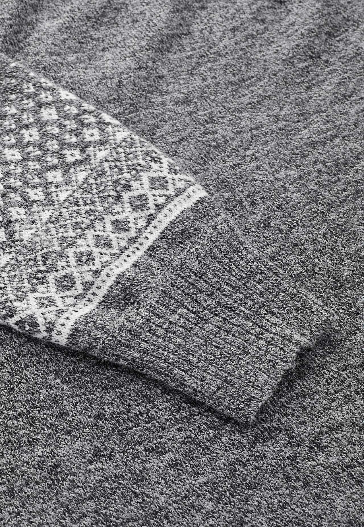 Gebreide jurk met mouwen met een jacquard patroon