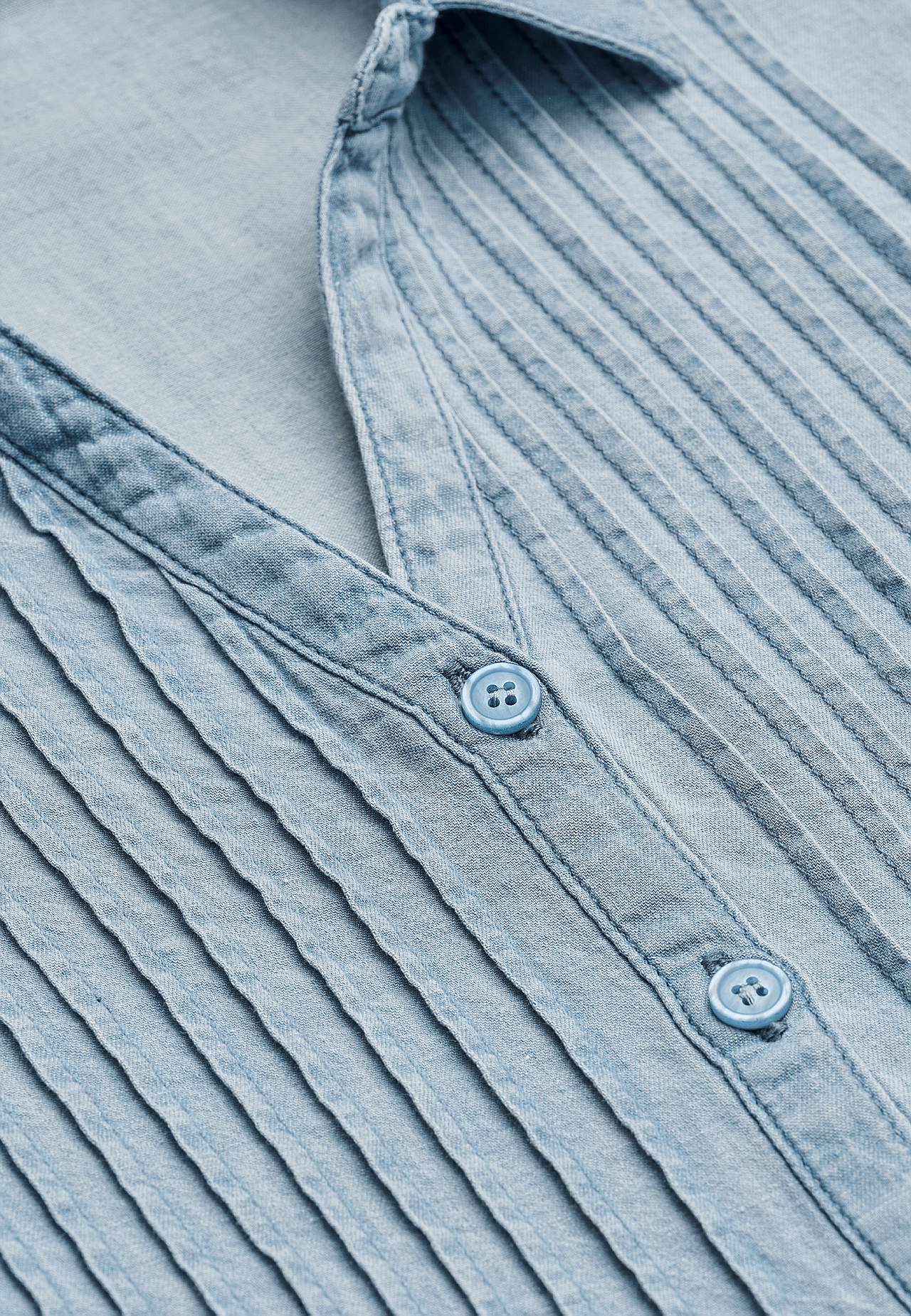 Denim blouse met genaaide plooien
