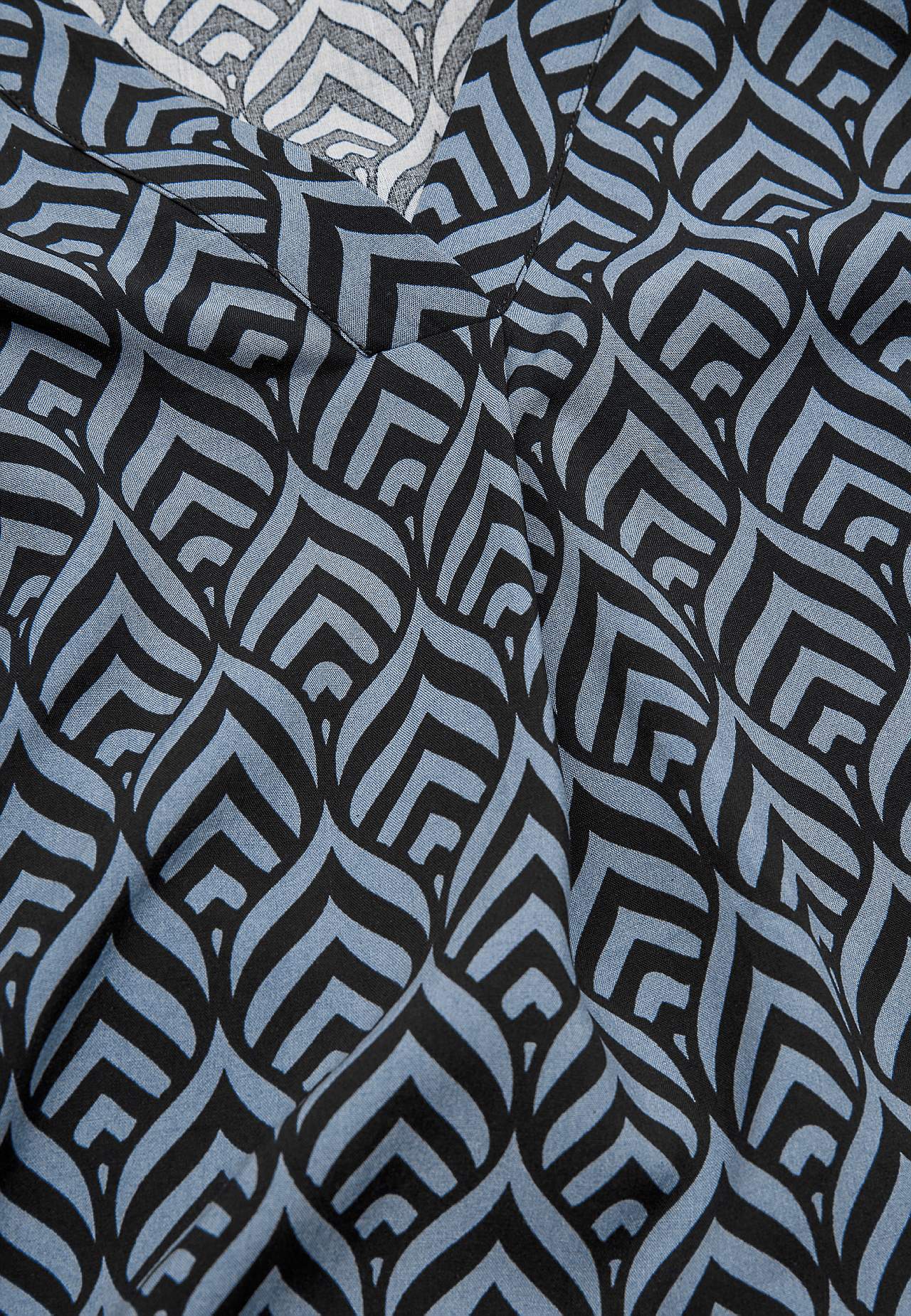 Gevlochten bloes met een v-hals