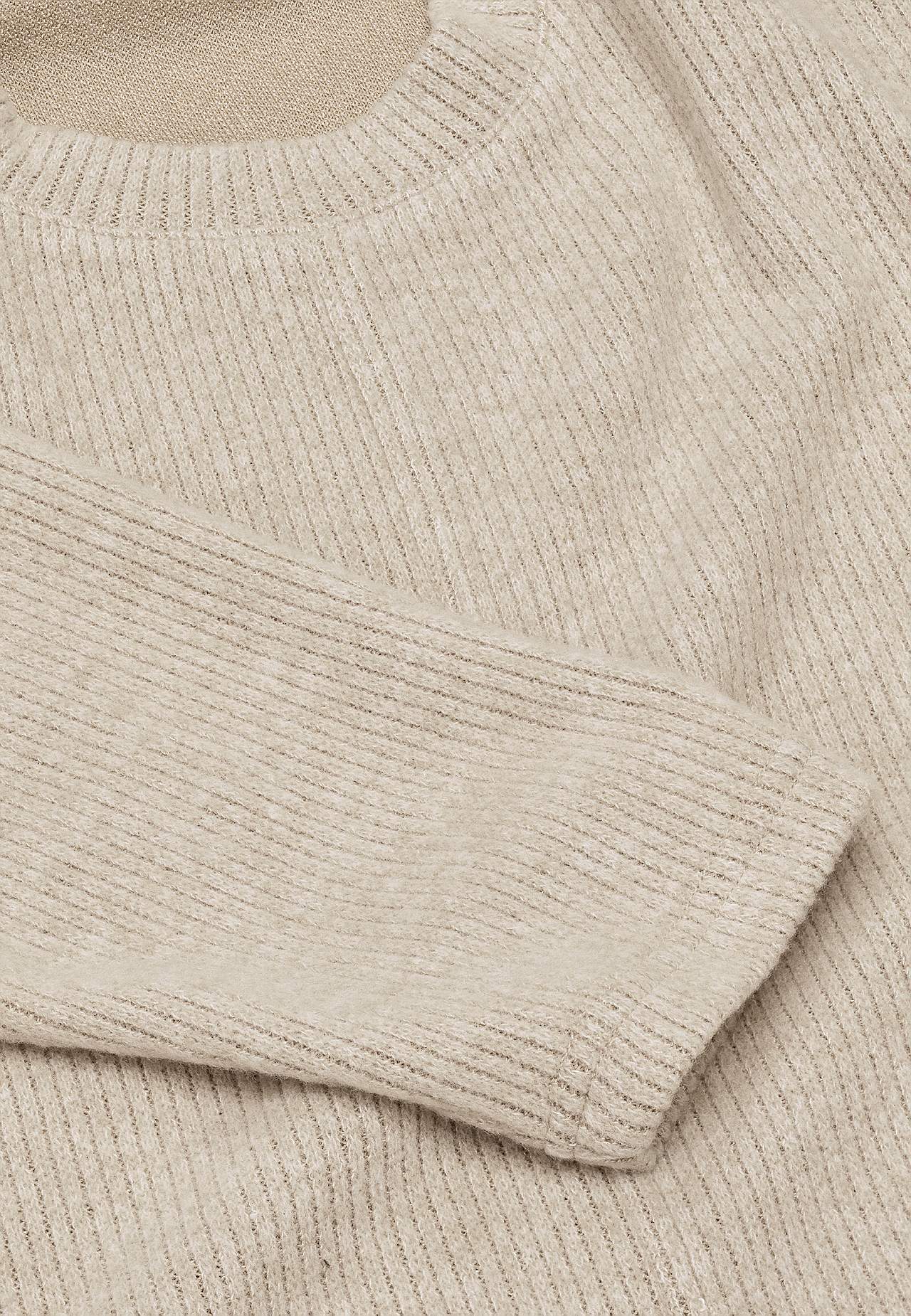 Super zachte trui met decoratieve middennaad Beata