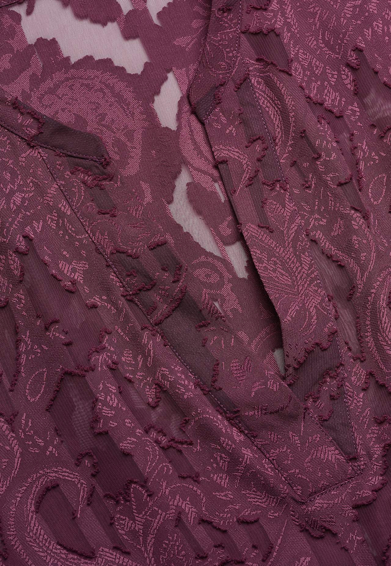 Jacquardgewevene en doorschijnende bloes