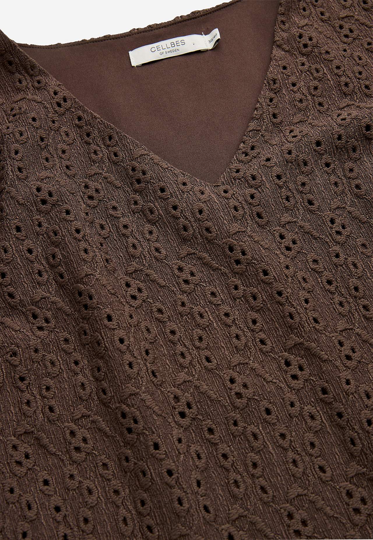 Jerseyjurk met geborduurd gatenpatroon