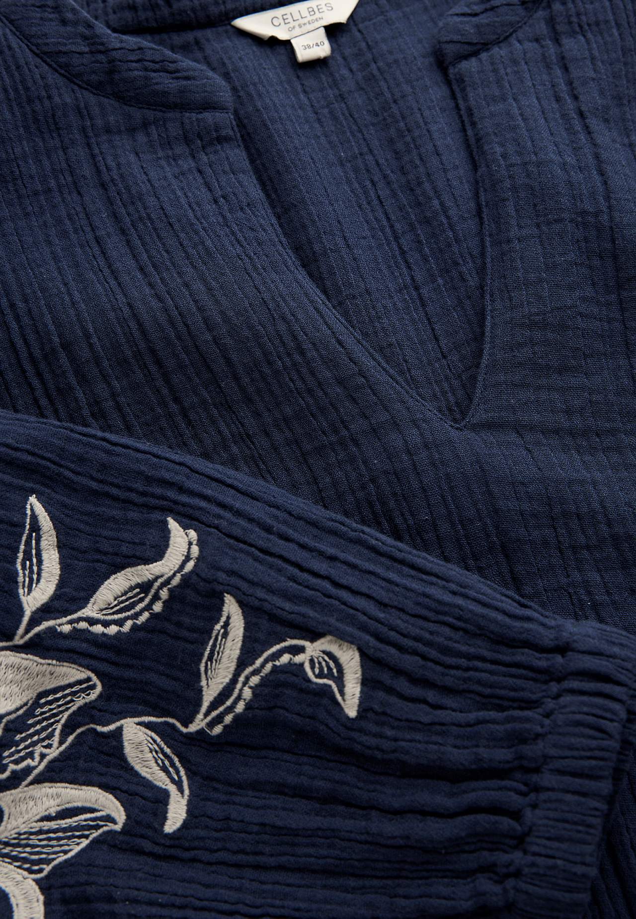 Jurk van gekreukt katoen met borduursel