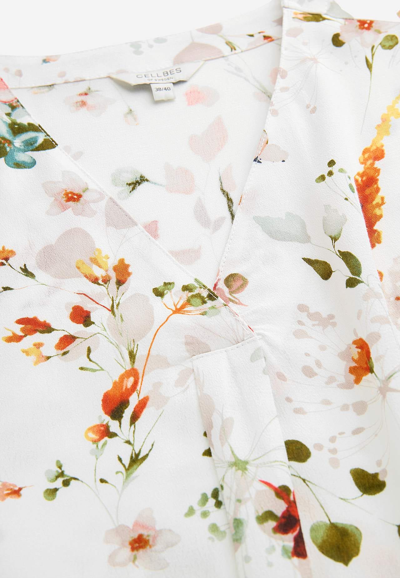 Gevlochten bloes met een bloemenpatroon