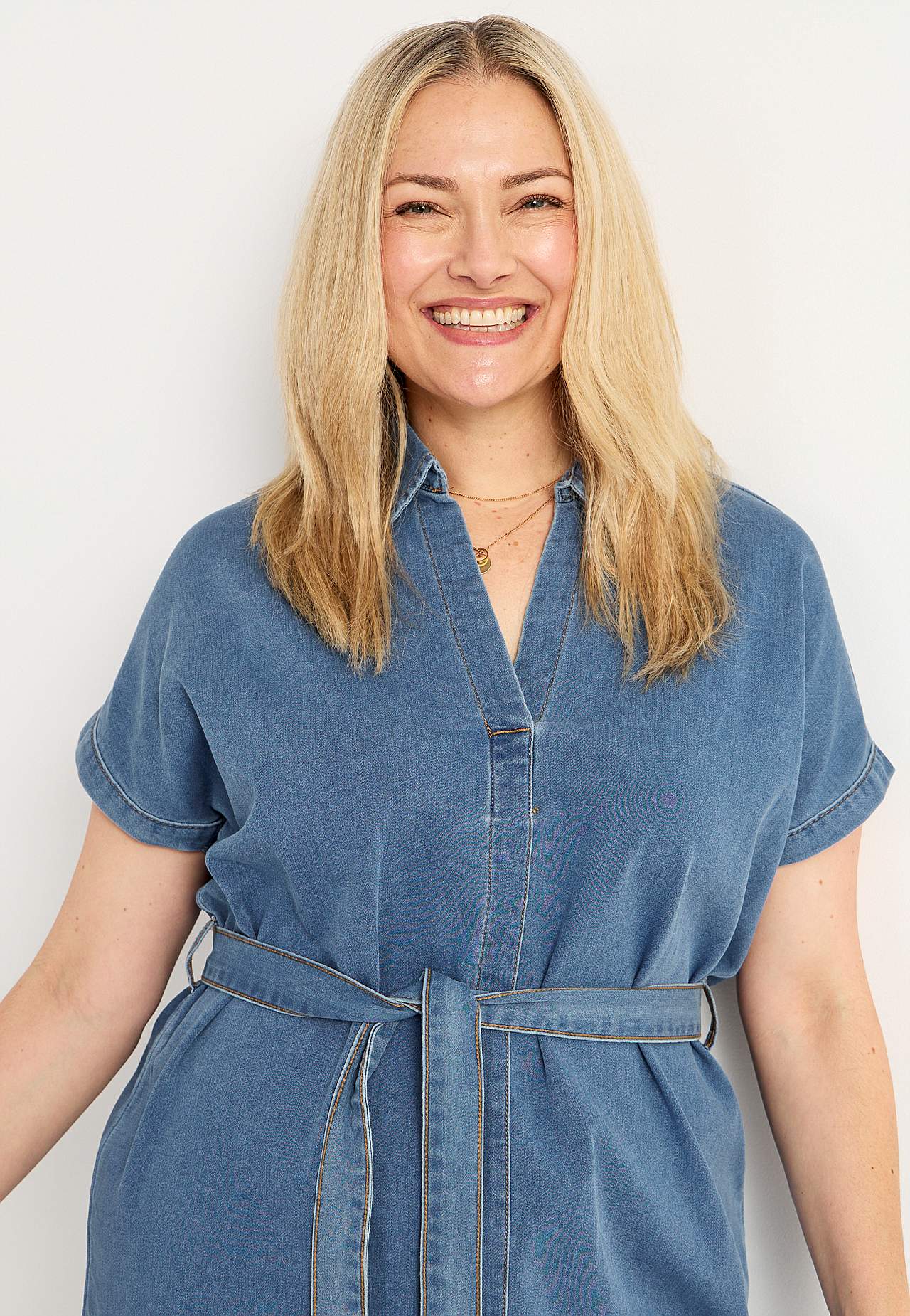 Korte denim jurk met knoopriem