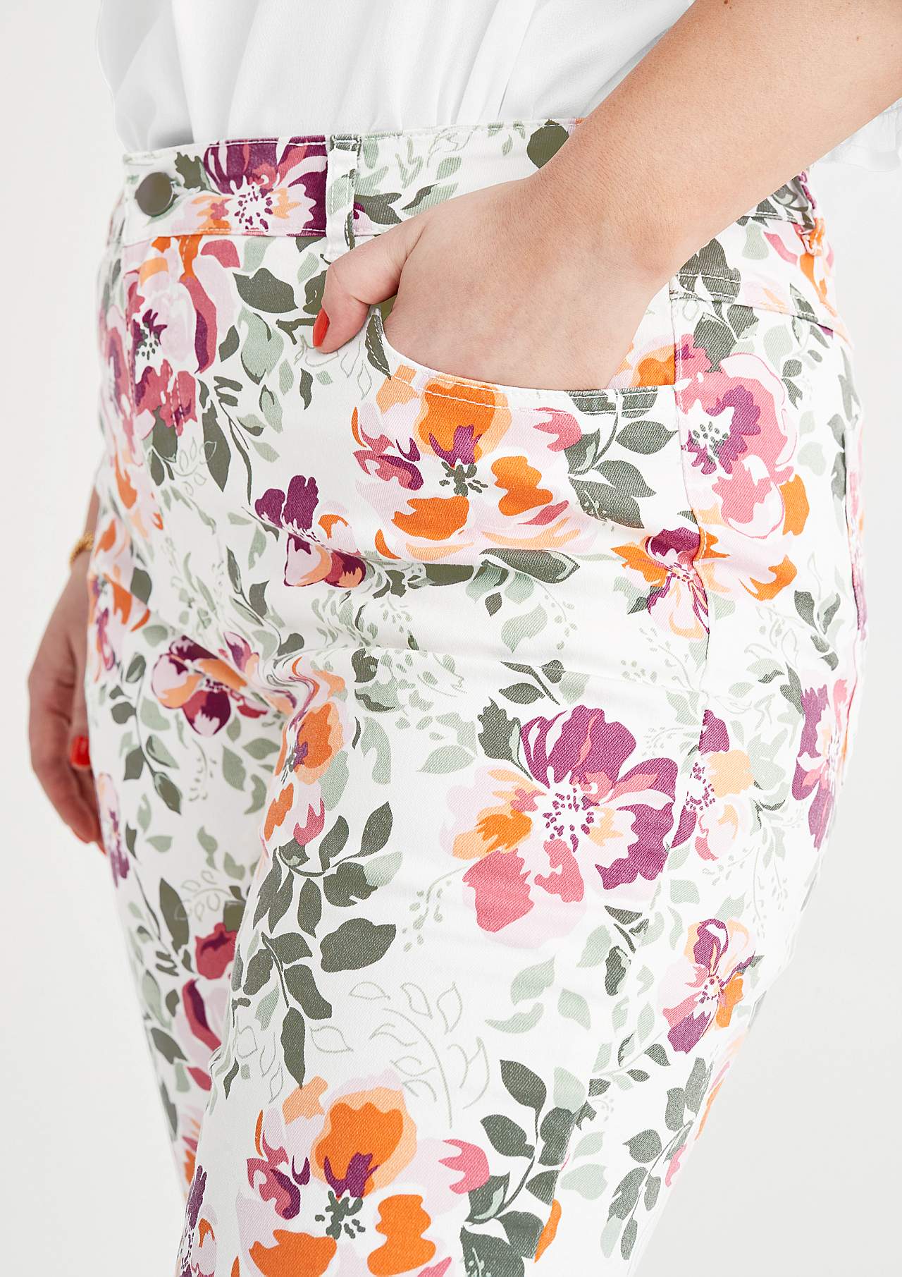 Capribroek met een bloemenpatroon