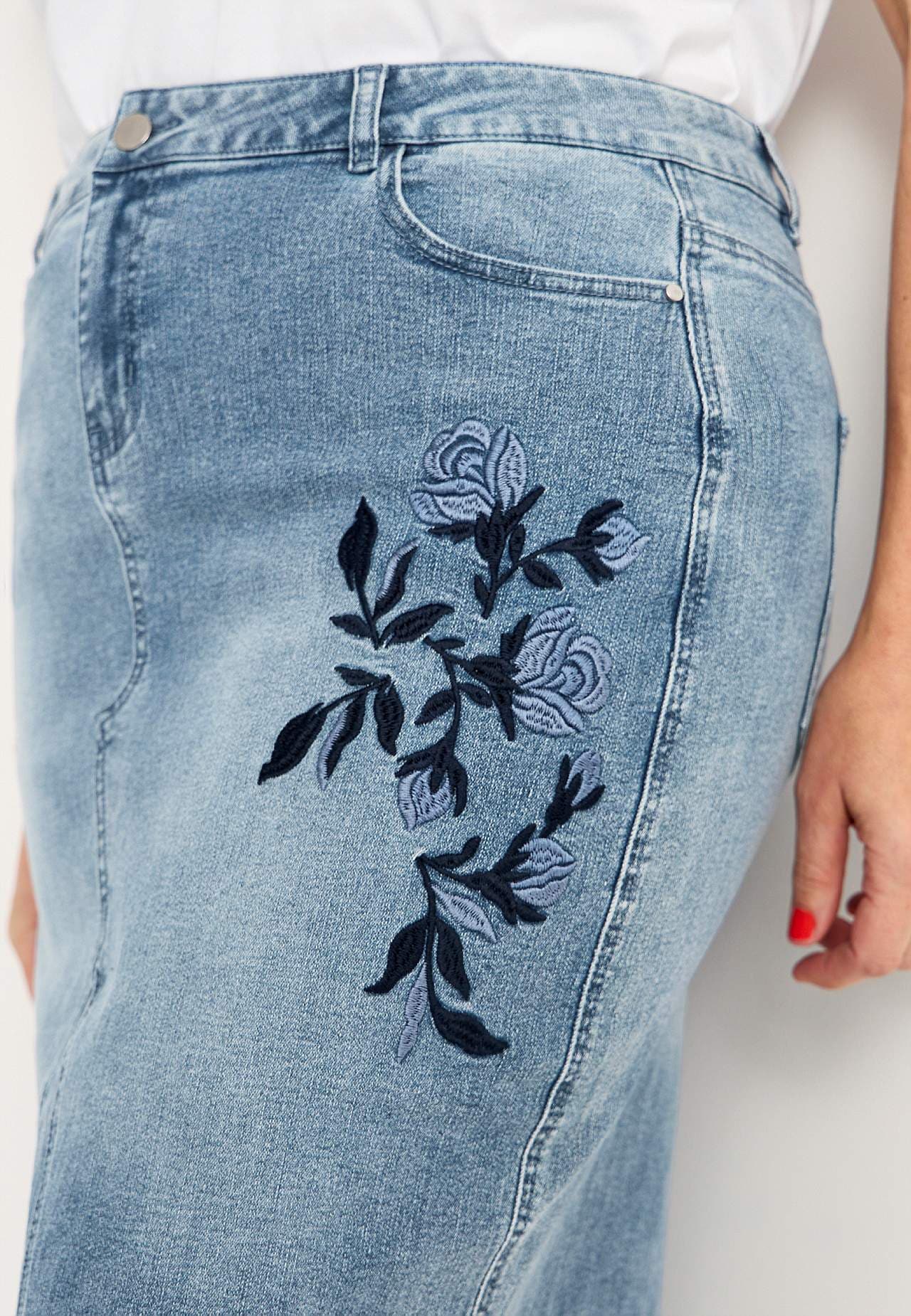 Denim rok met borduurwerken