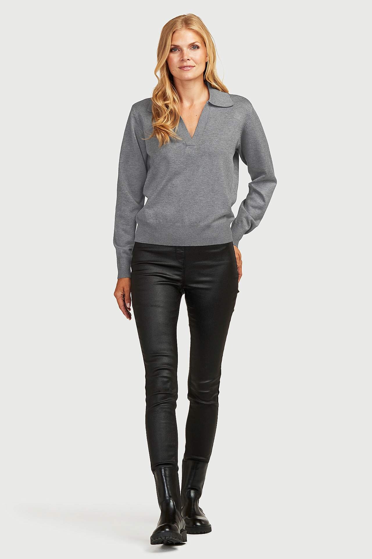 Zachte en gebreide trui met kraag