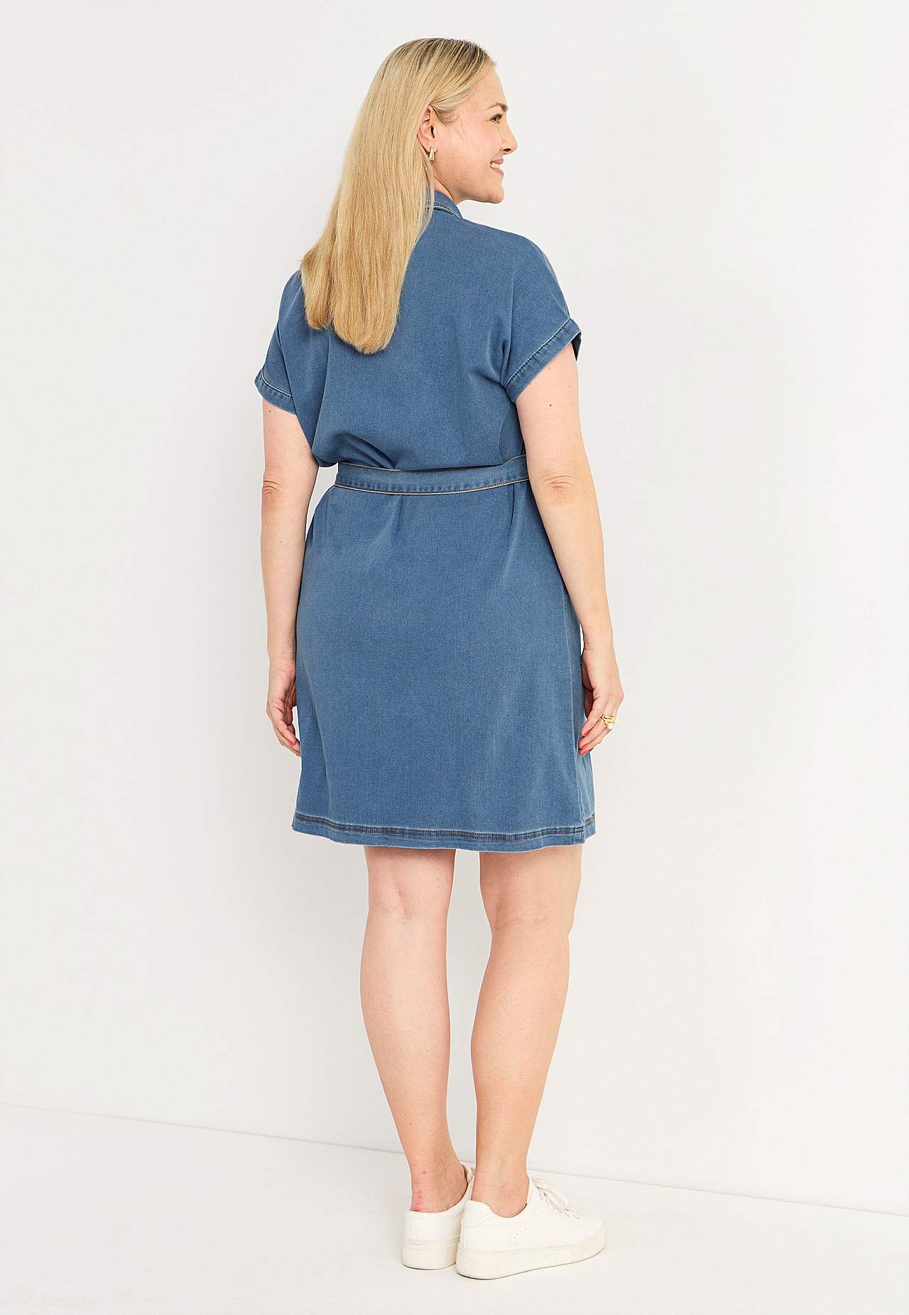 Korte denim jurk met knoopriem
