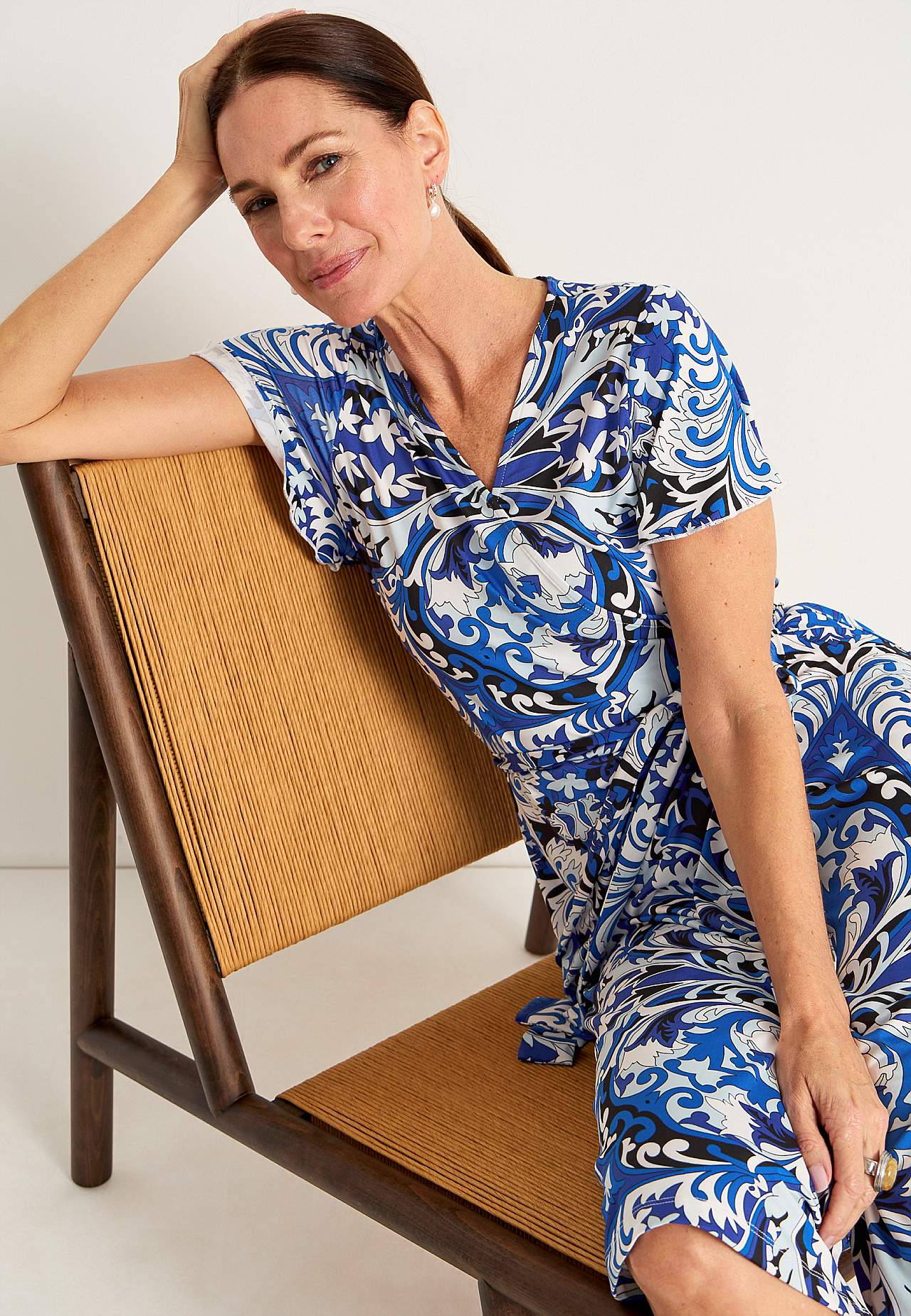 Patroonvormige aan de voorkant omgevouwen jurk van tricot