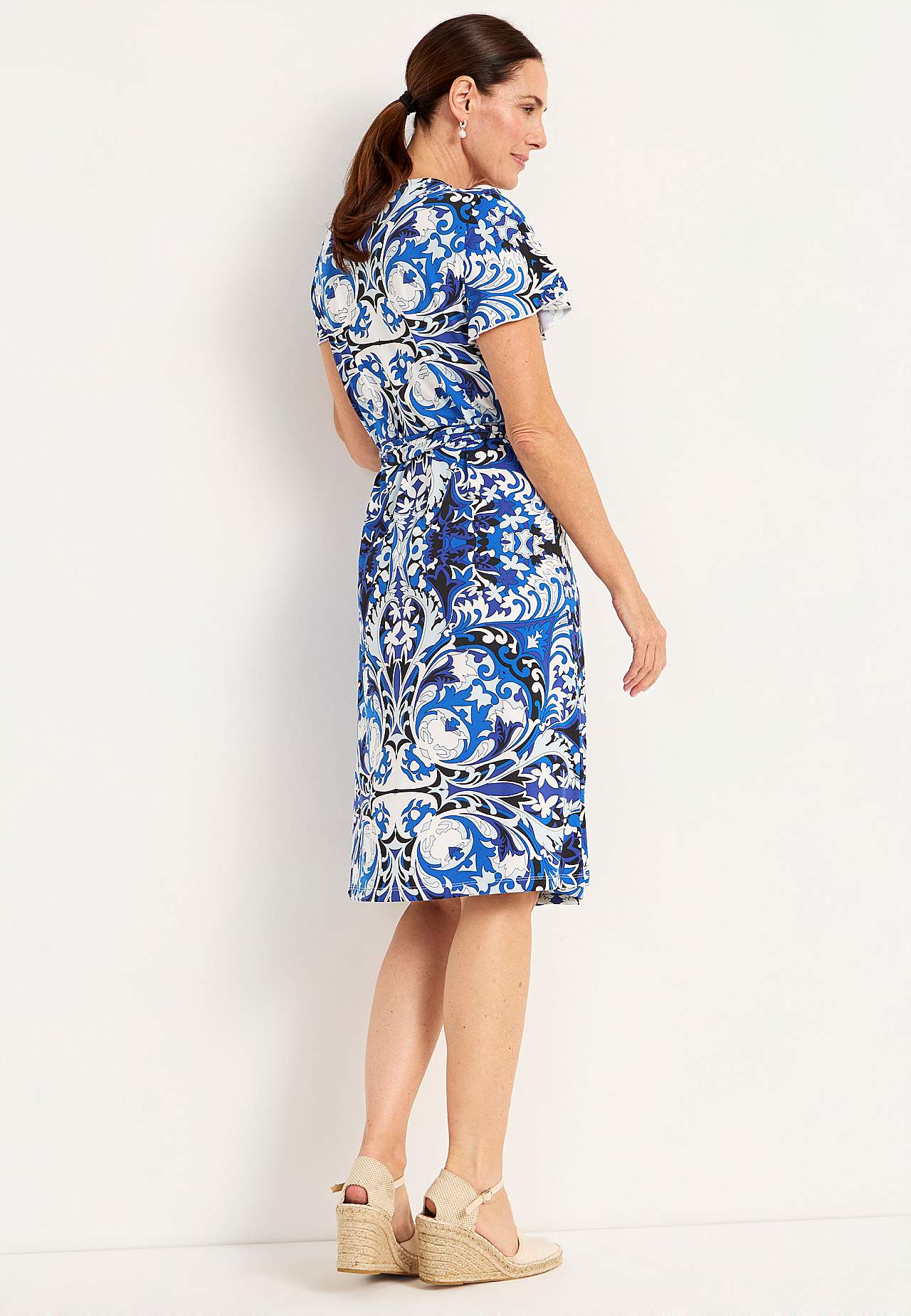 Patroonvormige aan de voorkant omgevouwen jurk van tricot