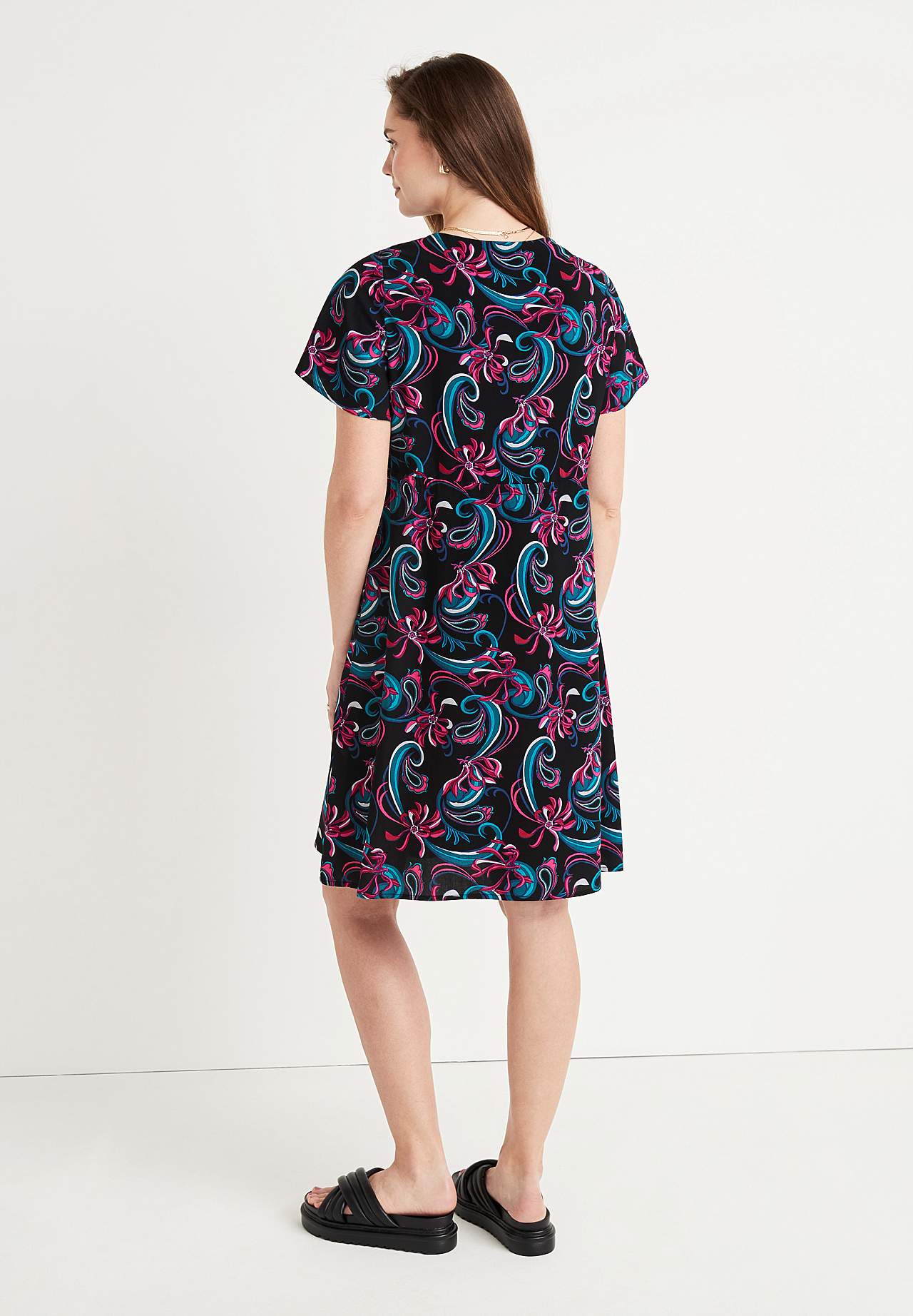 Patroonvormige viscose jurk met korte mouwen