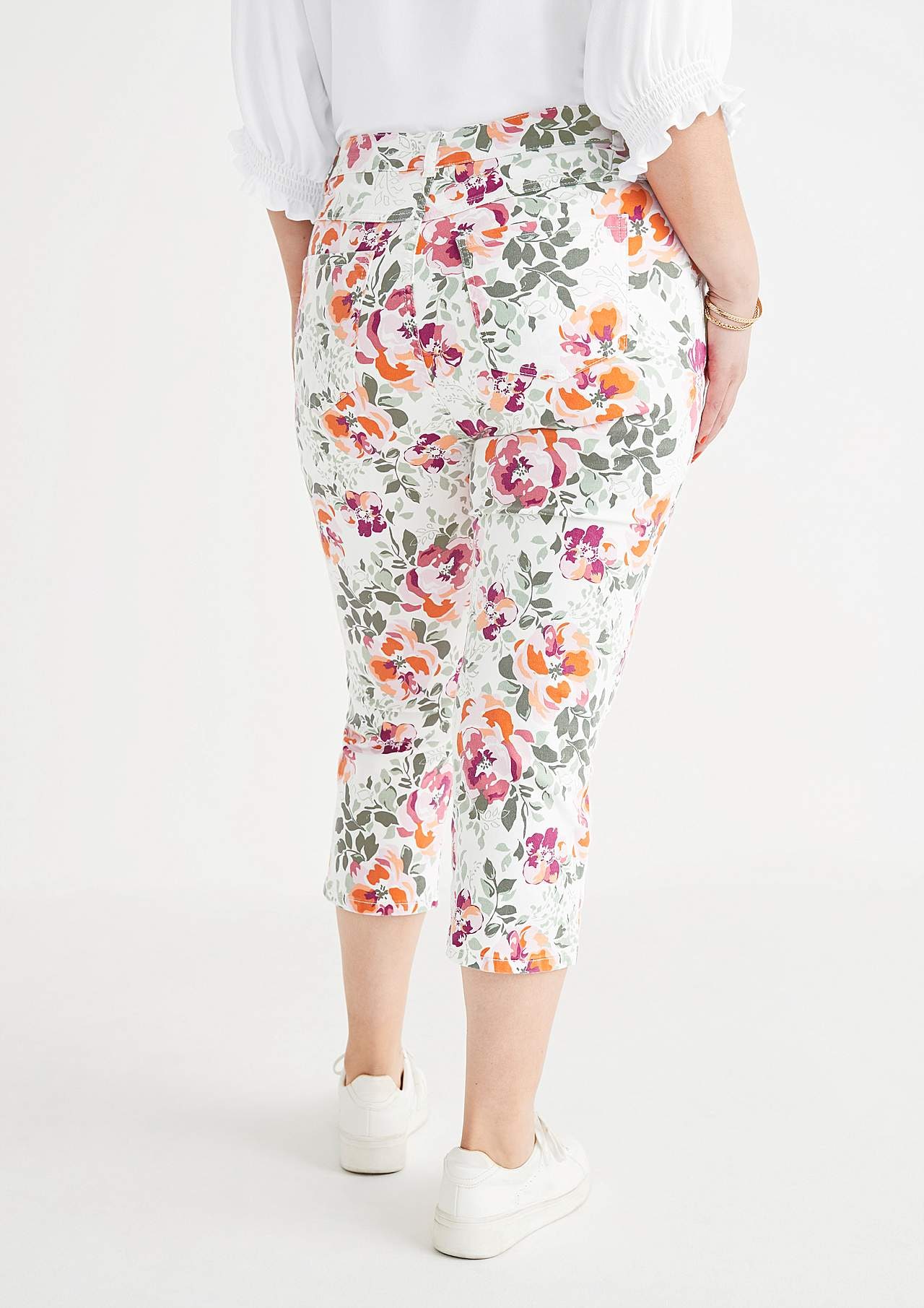 Capribroek met een bloemenpatroon