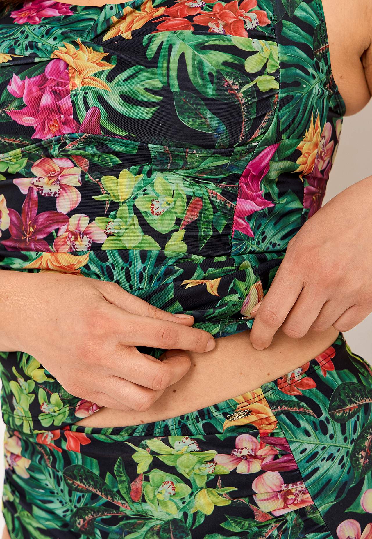 Tankini hemdje met shaping effect en een bloemenpatroon