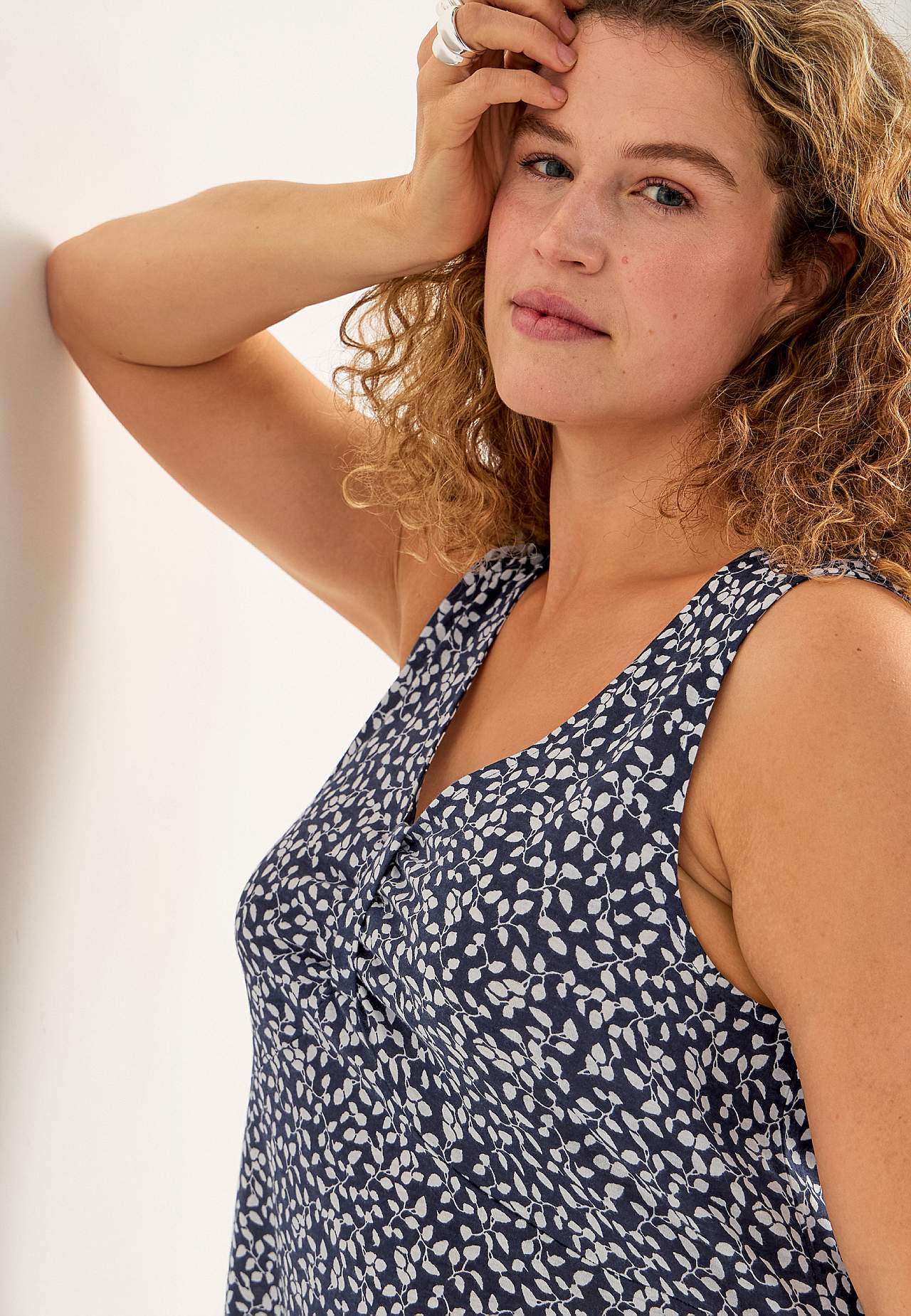 Jerseyjurk met naad onder de boezem en een v-hals