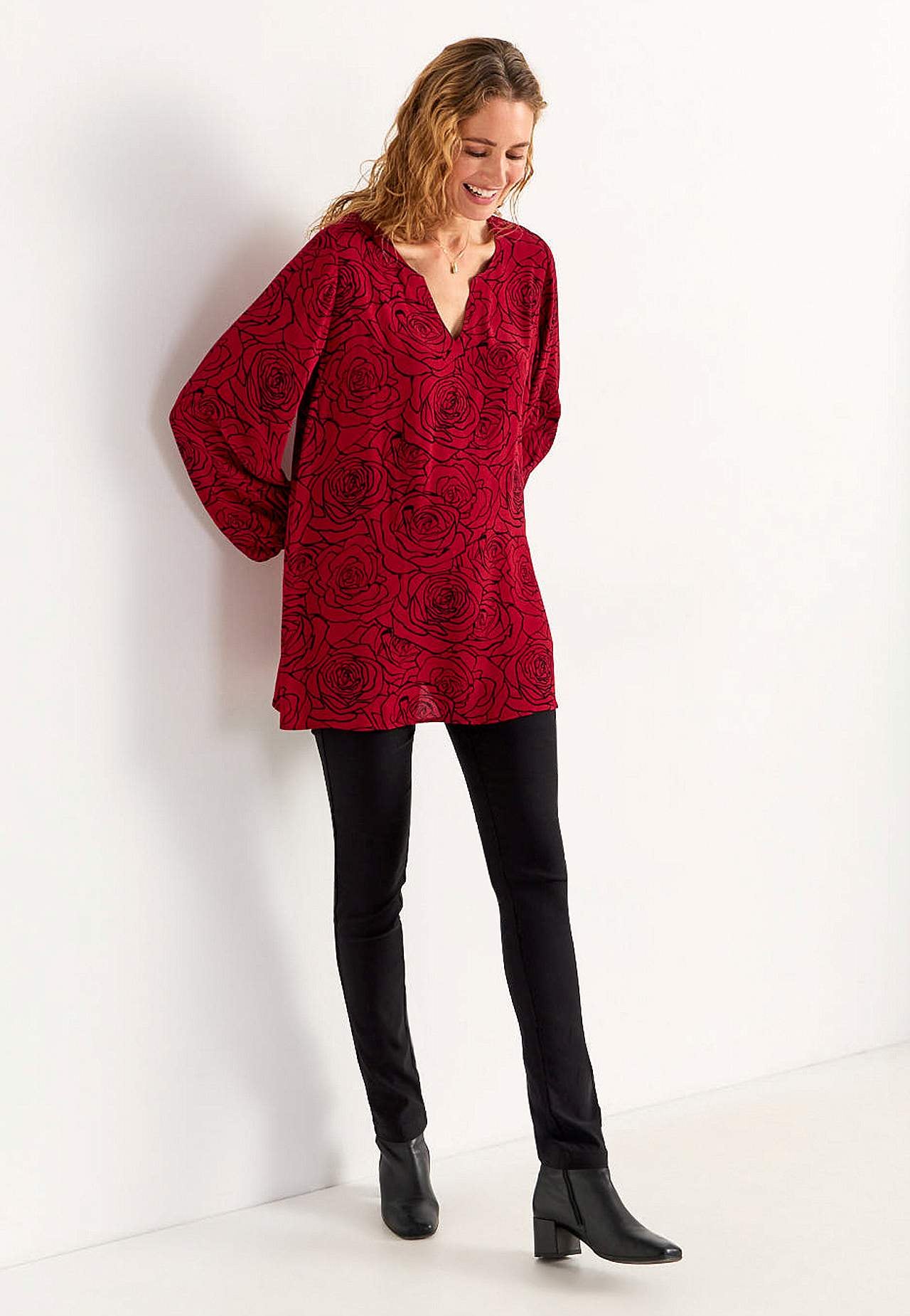 Bloes van viscose met een bloemenpatroon