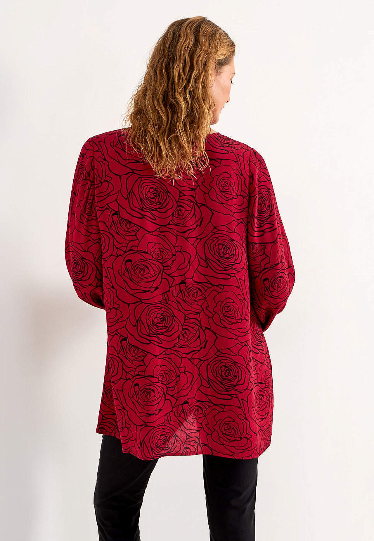 Bloes van viscose met een bloemenpatroon