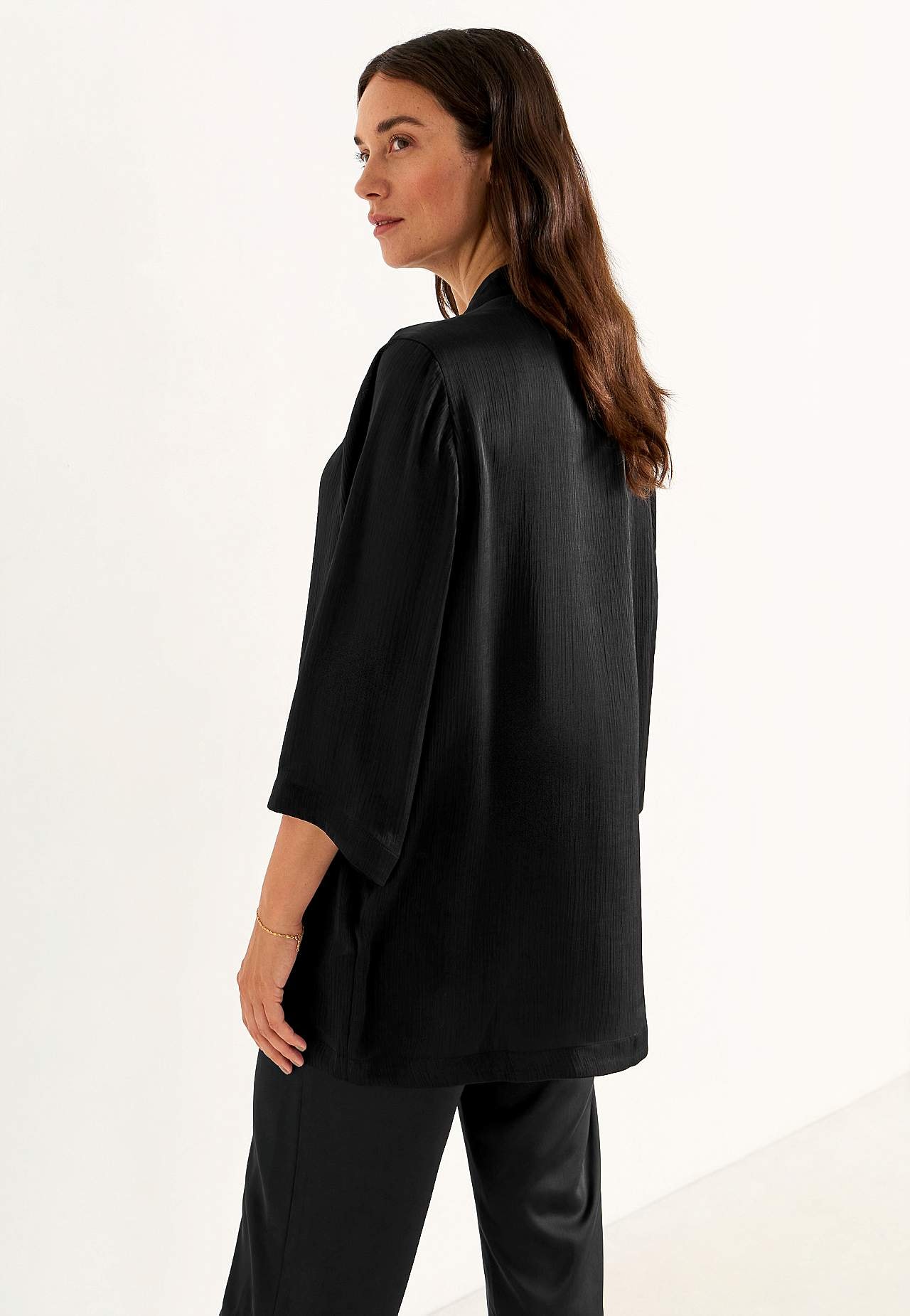 Open feesttuniek met gouden gesp