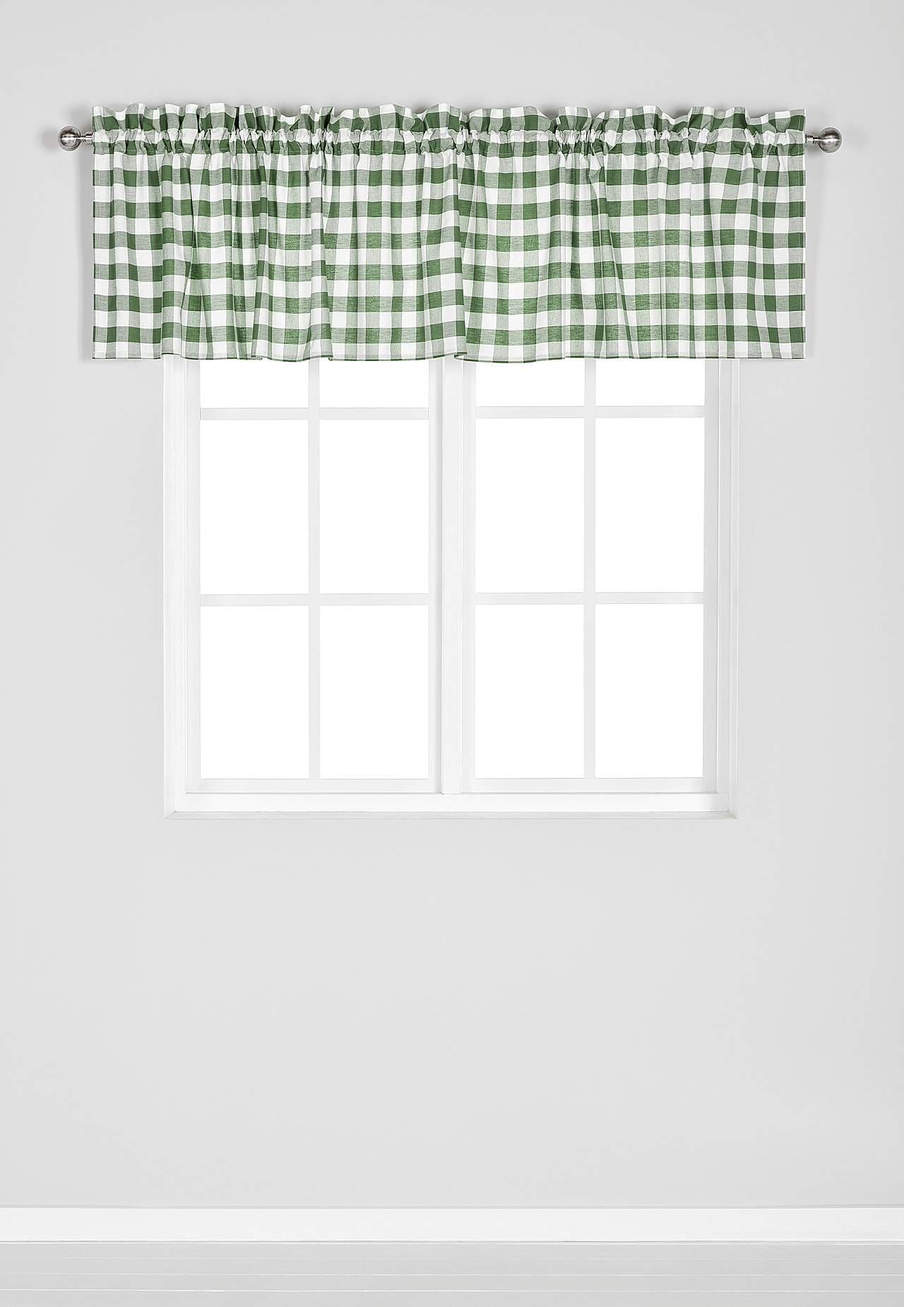 Gevlochten en geruite gordijnkast