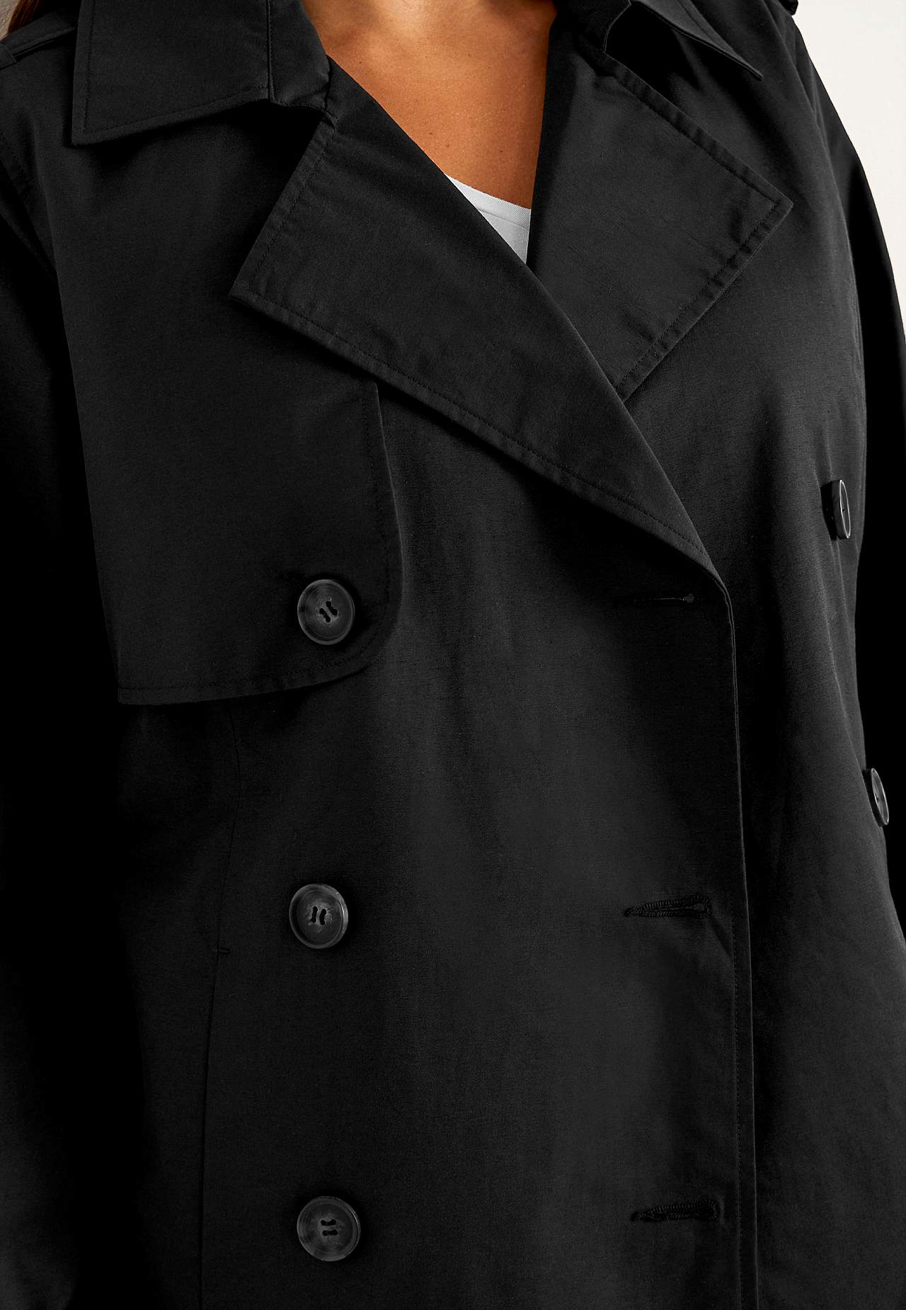 Dubbel-borstige en korte trenchcoat