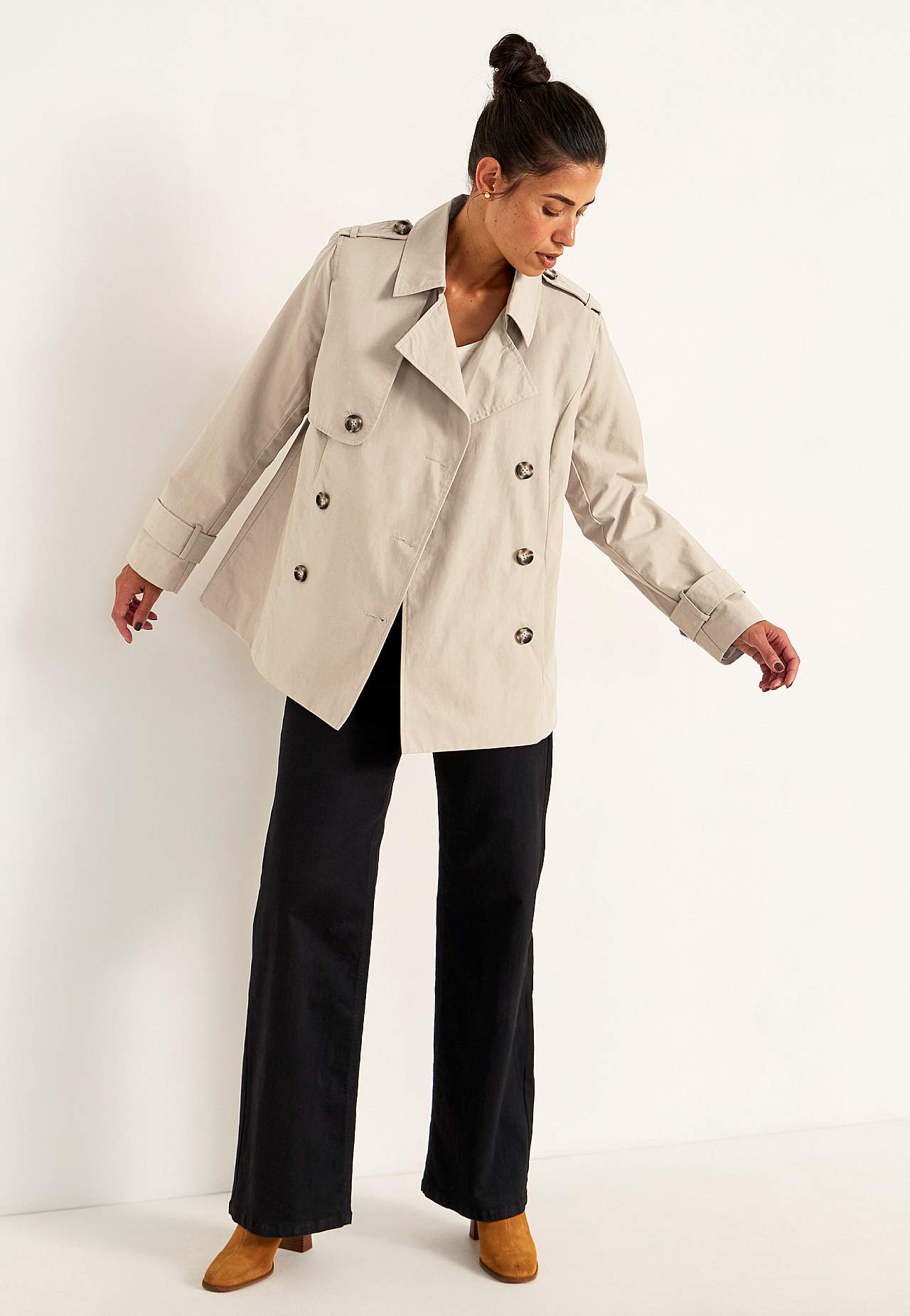 Dubbel-borstige en korte trenchcoat