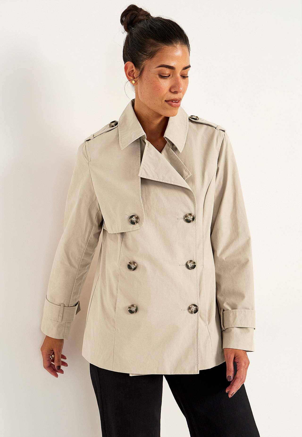 Dubbel-borstige en korte trenchcoat
