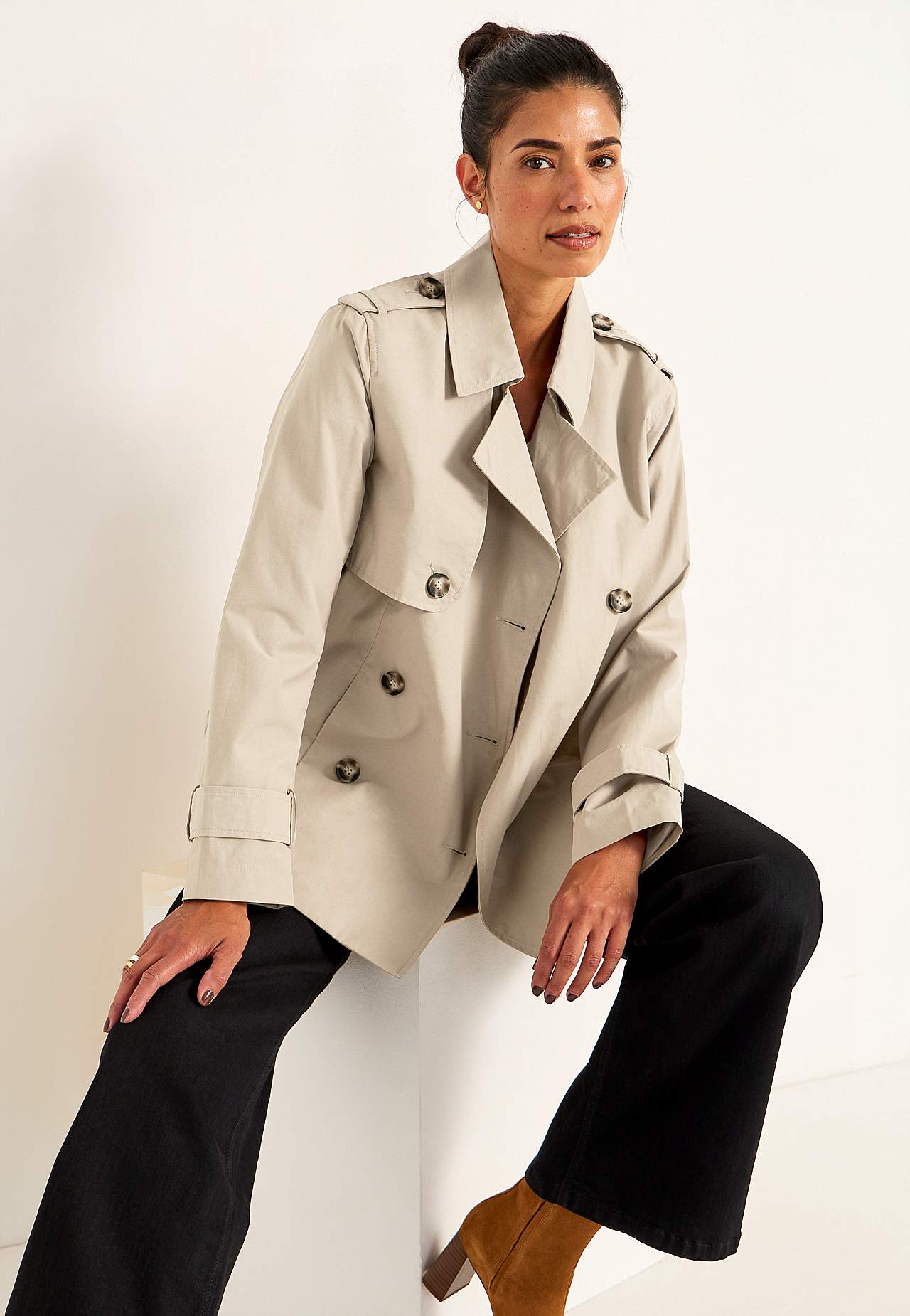 Dubbel-borstige en korte trenchcoat