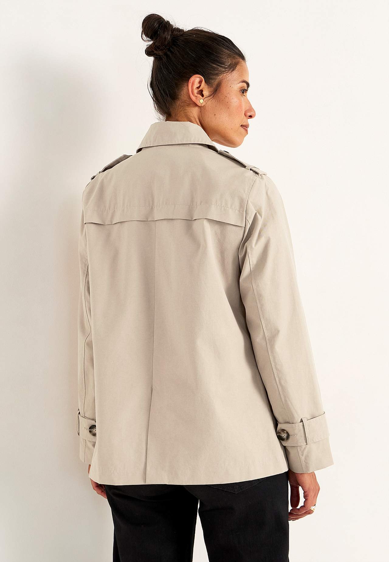 Dubbel-borstige en korte trenchcoat