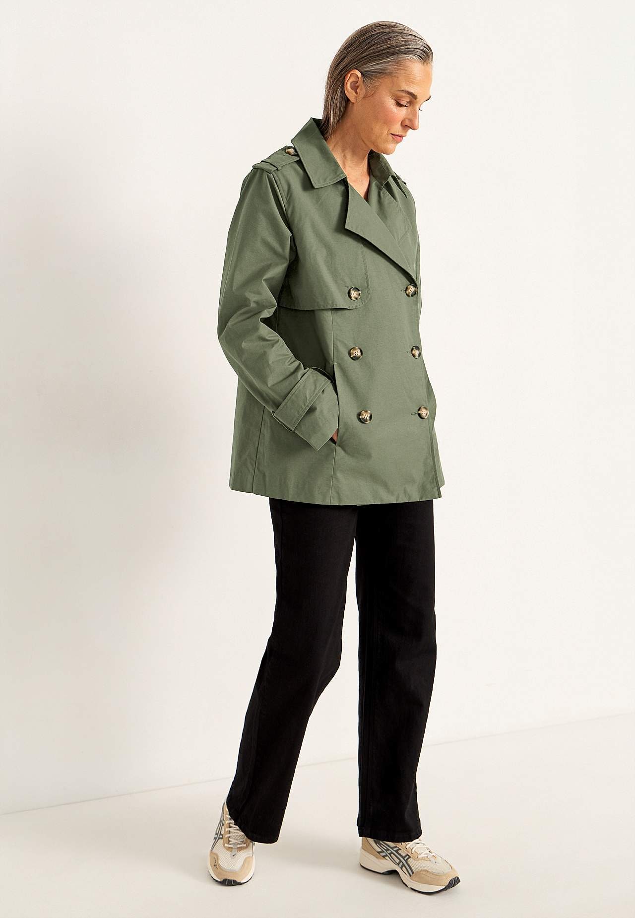 Dubbel-borstige en korte trenchcoat