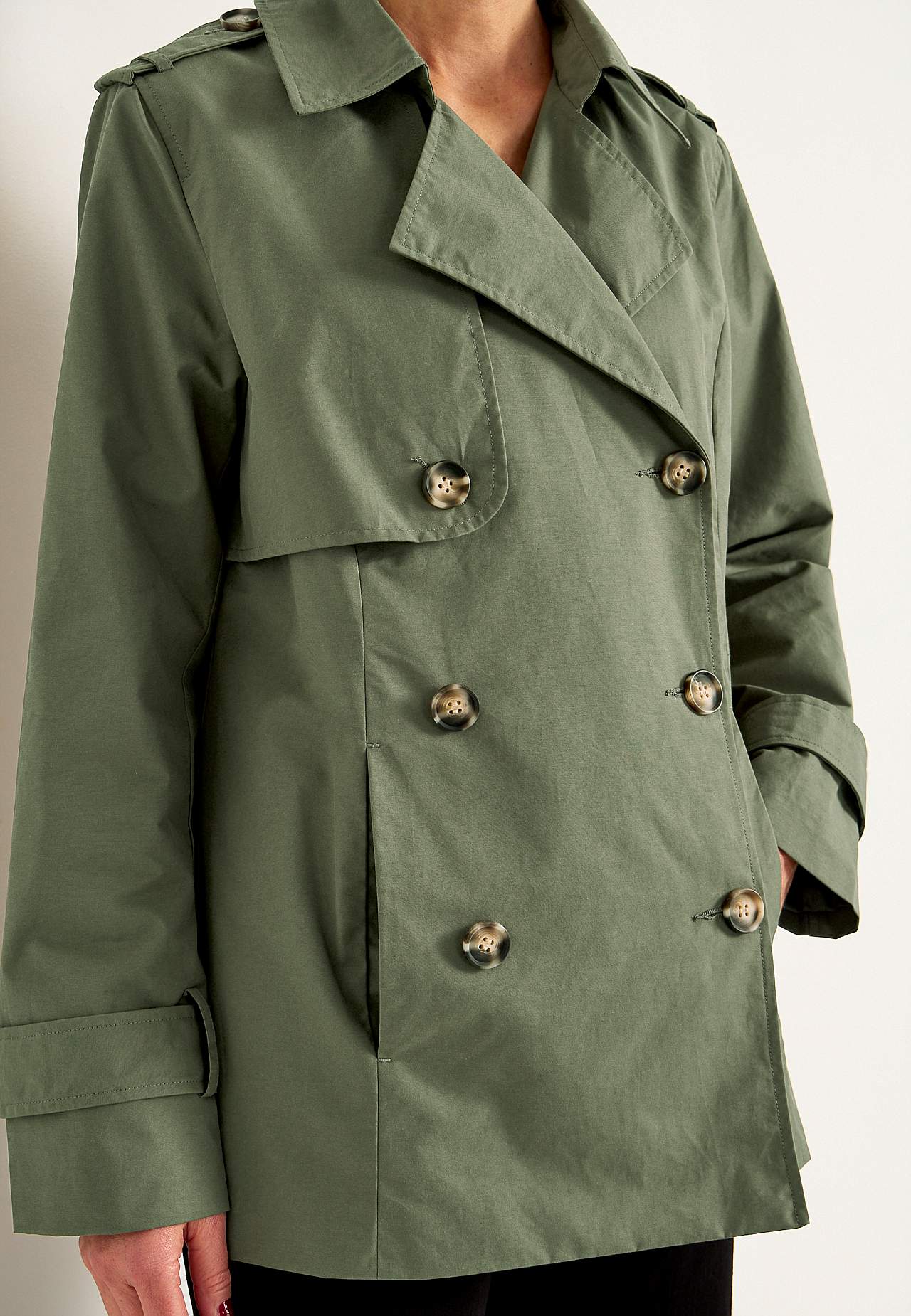 Dubbel-borstige en korte trenchcoat