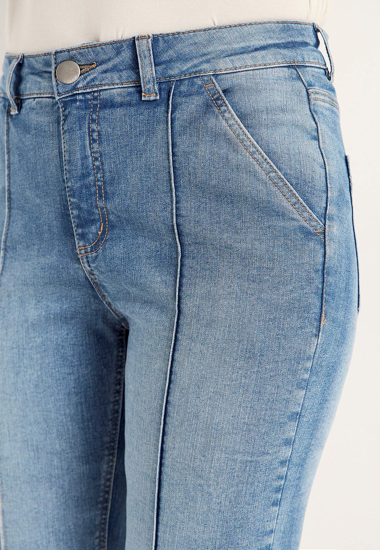Elastische cropped jeans met gestikte vouw