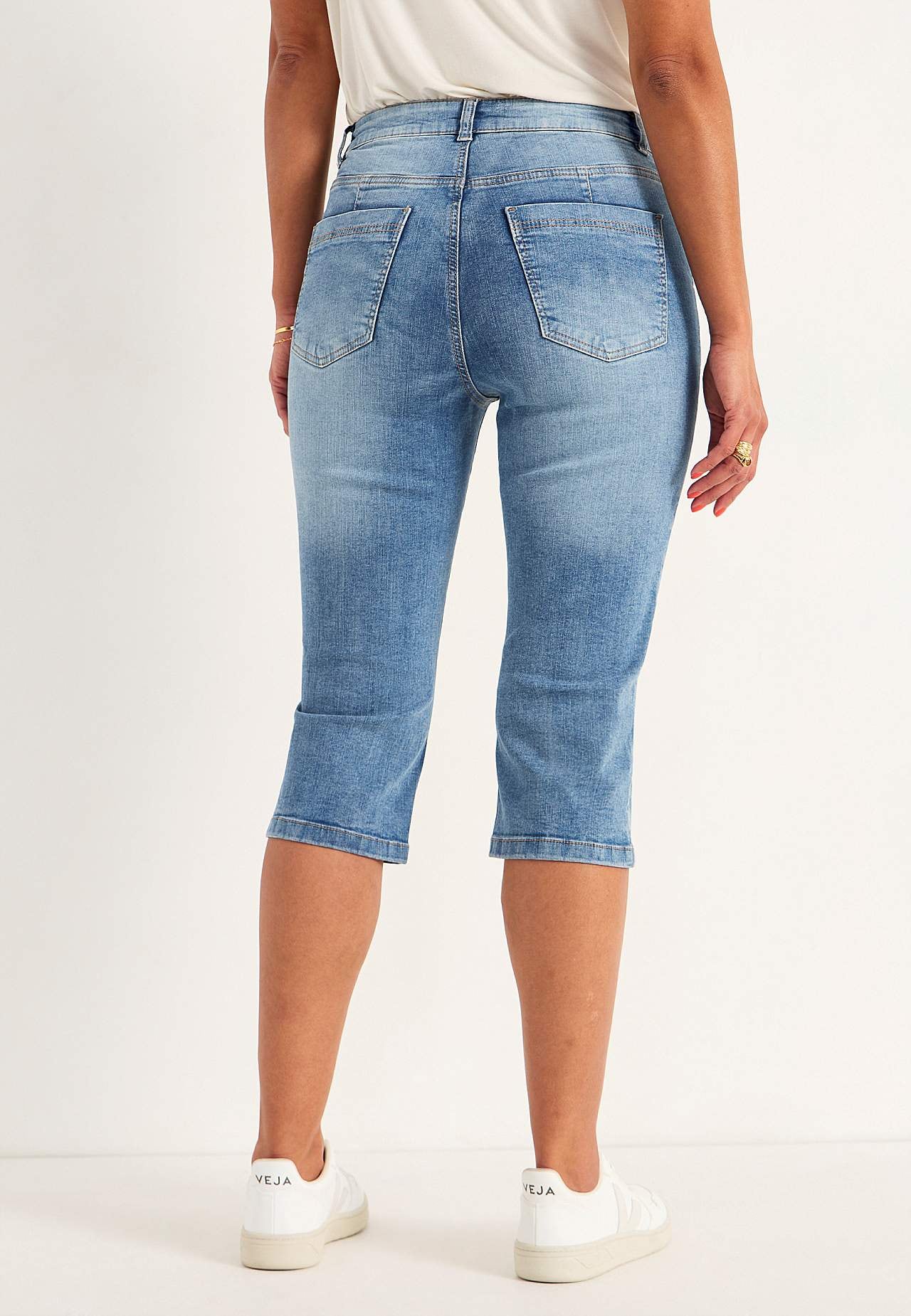 Elastische cropped jeans met gestikte vouw