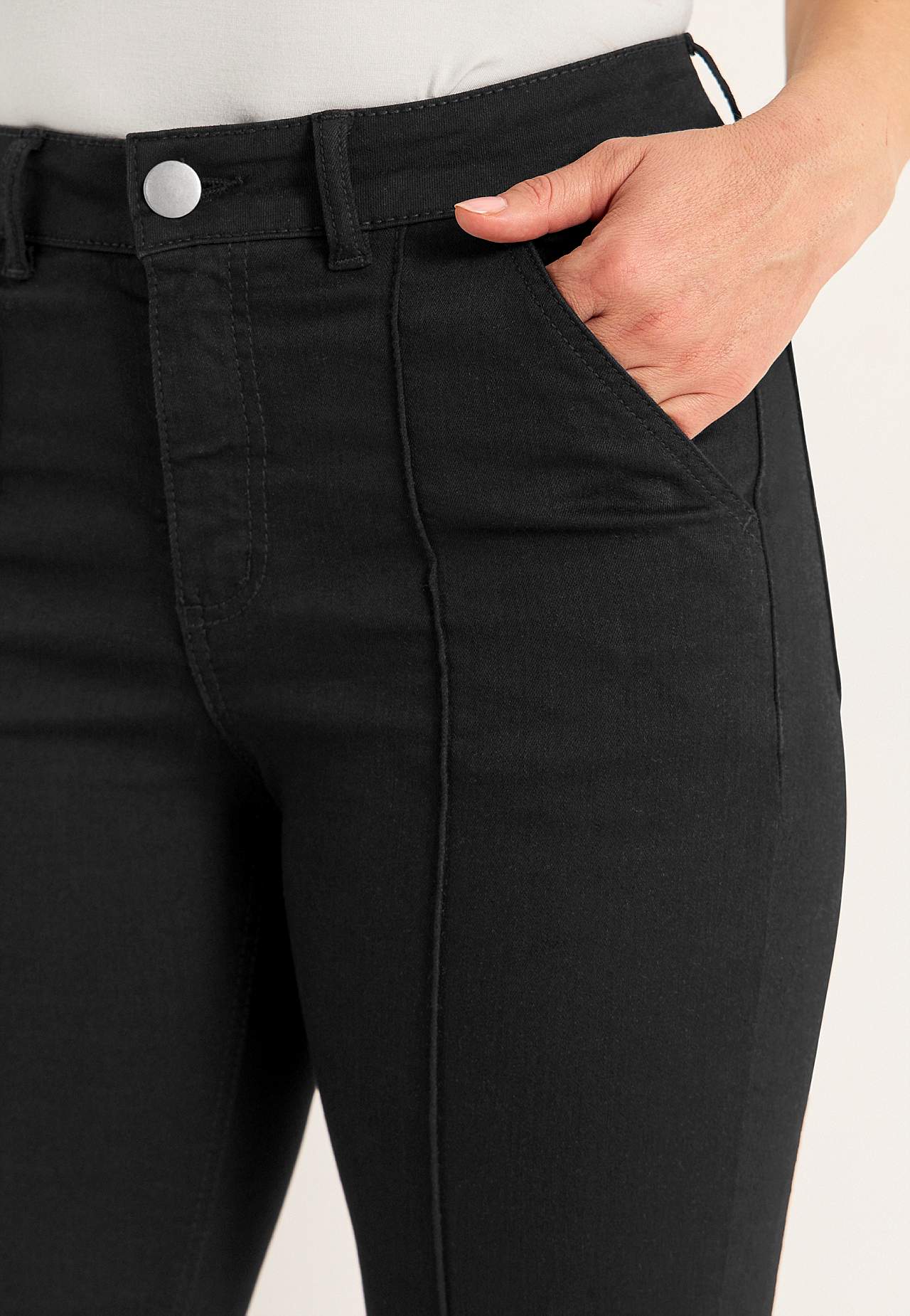 Elastische cropped jeans met gestikte vouw