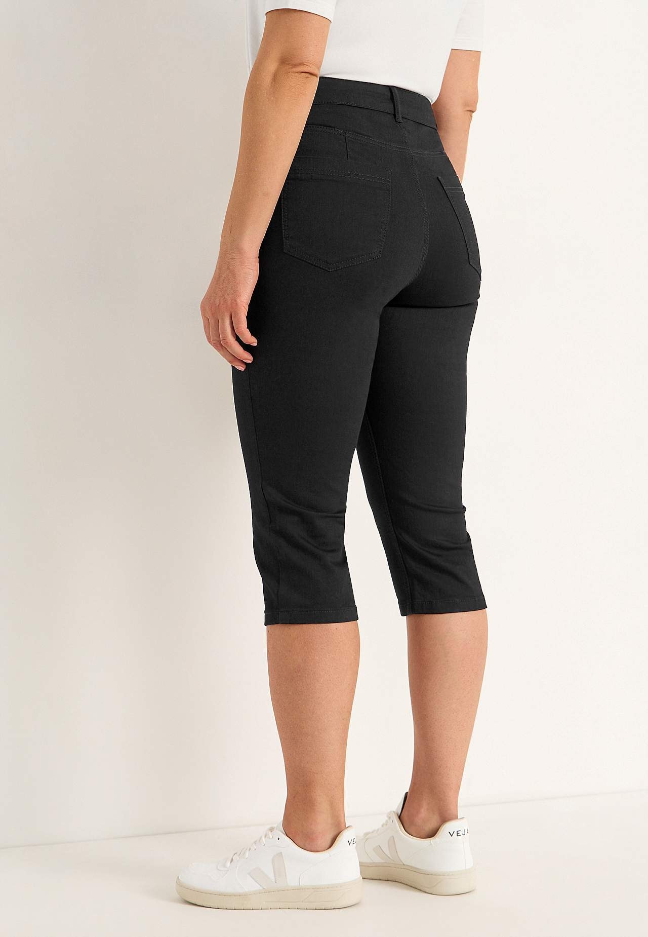 Elastische cropped jeans met gestikte vouw