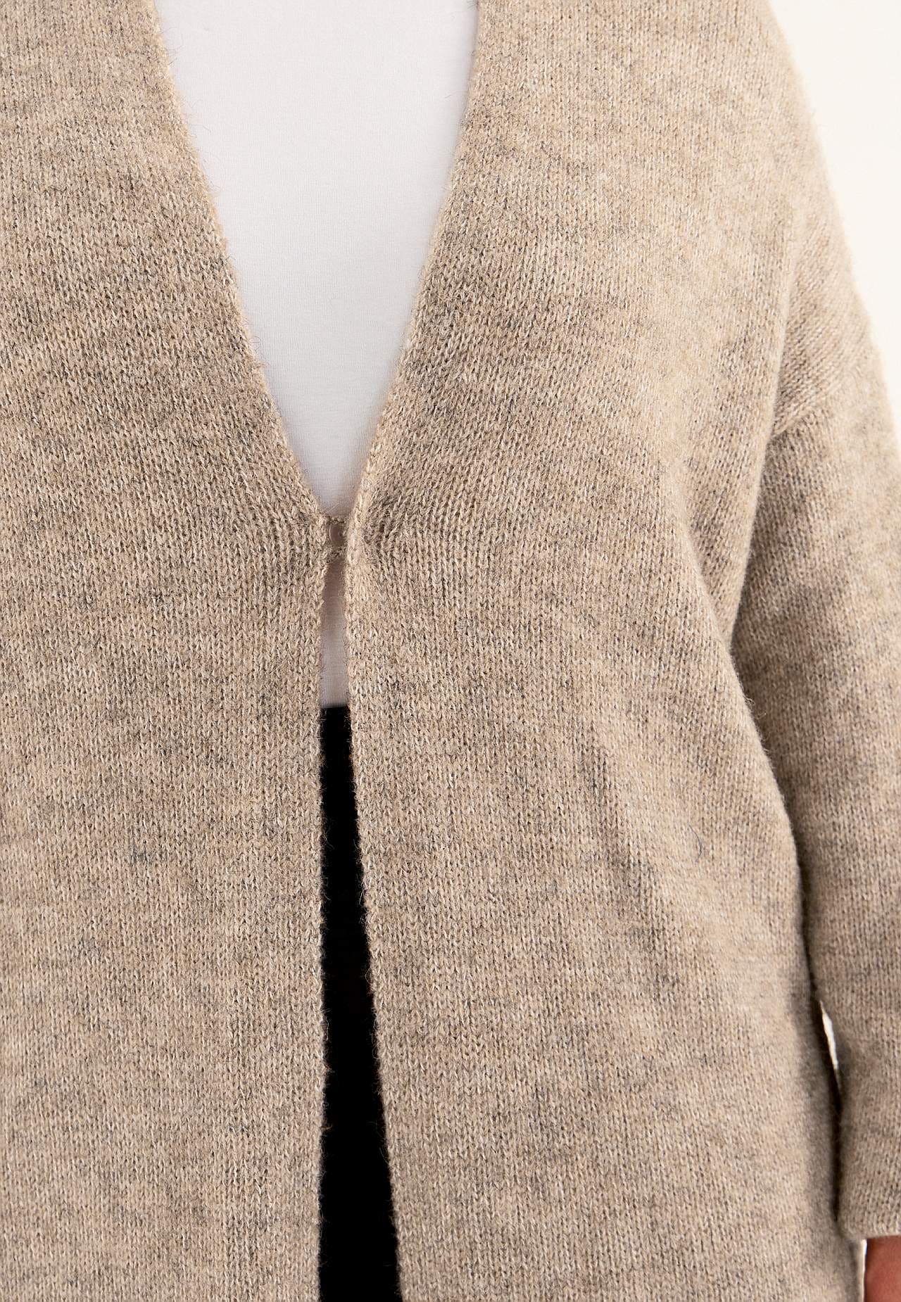 Gebreide en lange cardigan