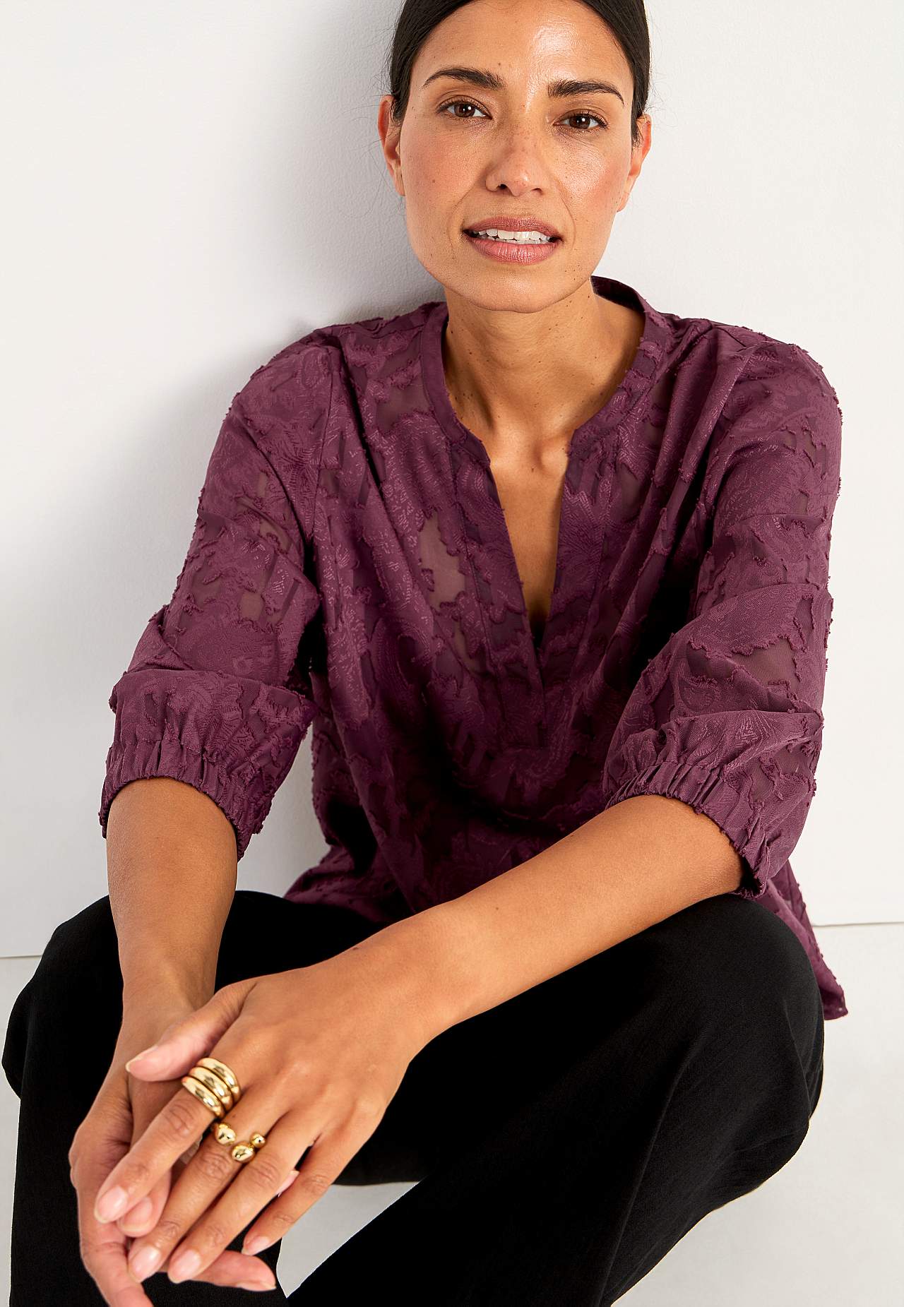 Jacquardgewevene en doorschijnende bloes