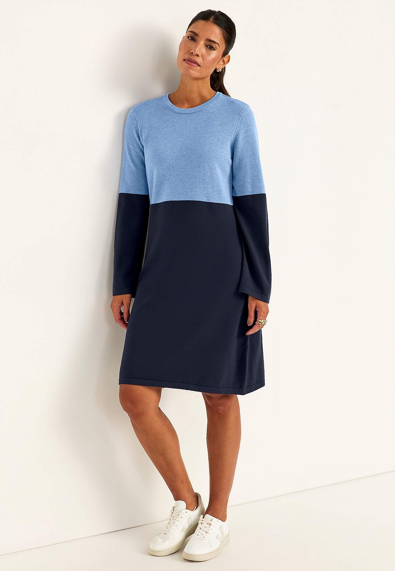 Tweekleurige en fijn gebreide jurk