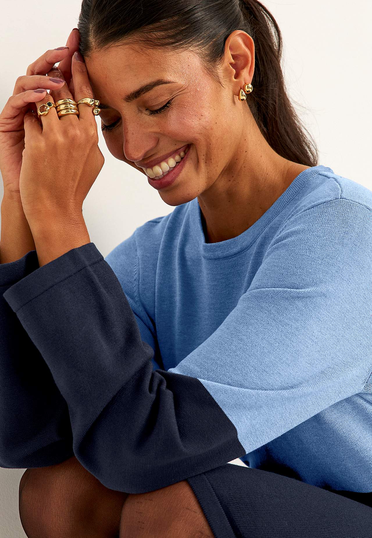 Tweekleurige en fijn gebreide jurk