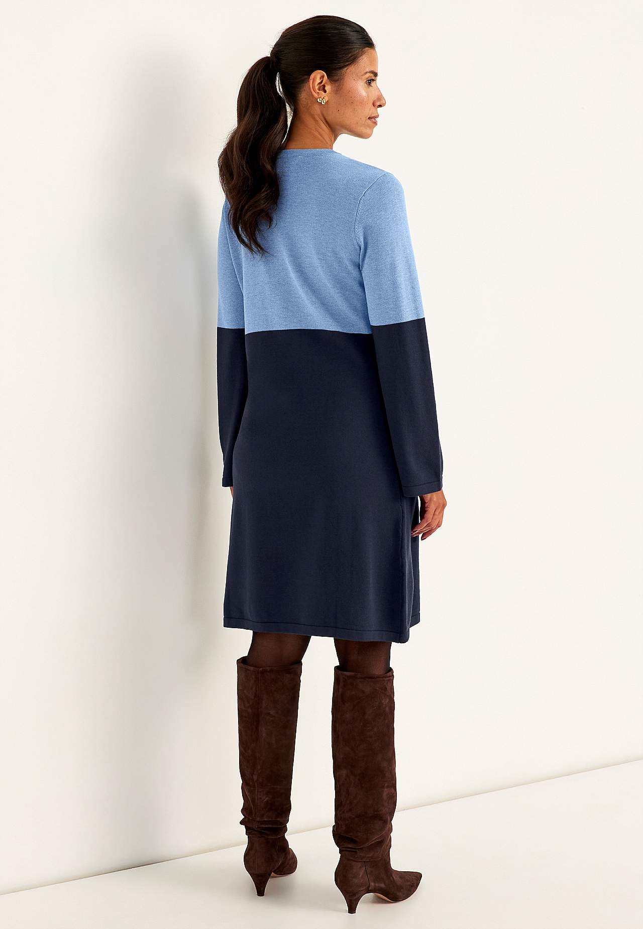 Tweekleurige en fijn gebreide jurk