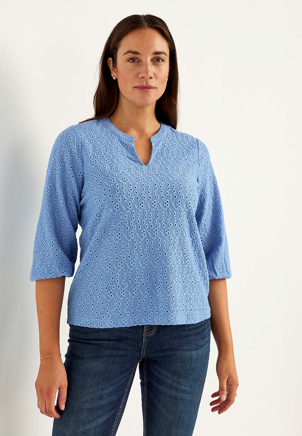 Jersey-topje met geborduurd gatenpatroon