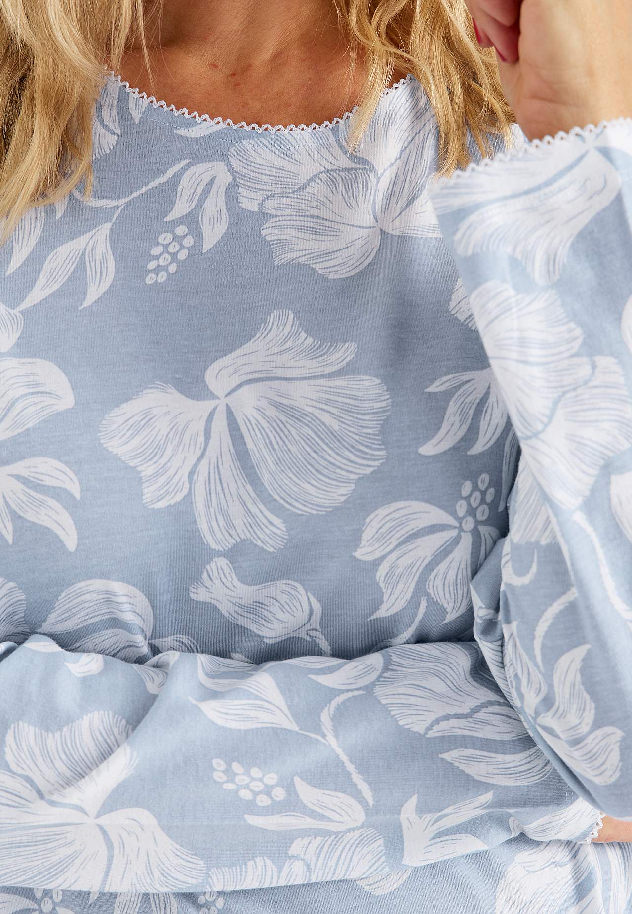 Nachtjurk met een bloemenpatroon