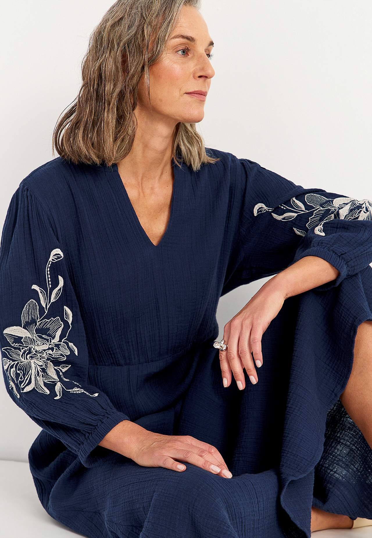 Jurk van gekreukt katoen met borduursel