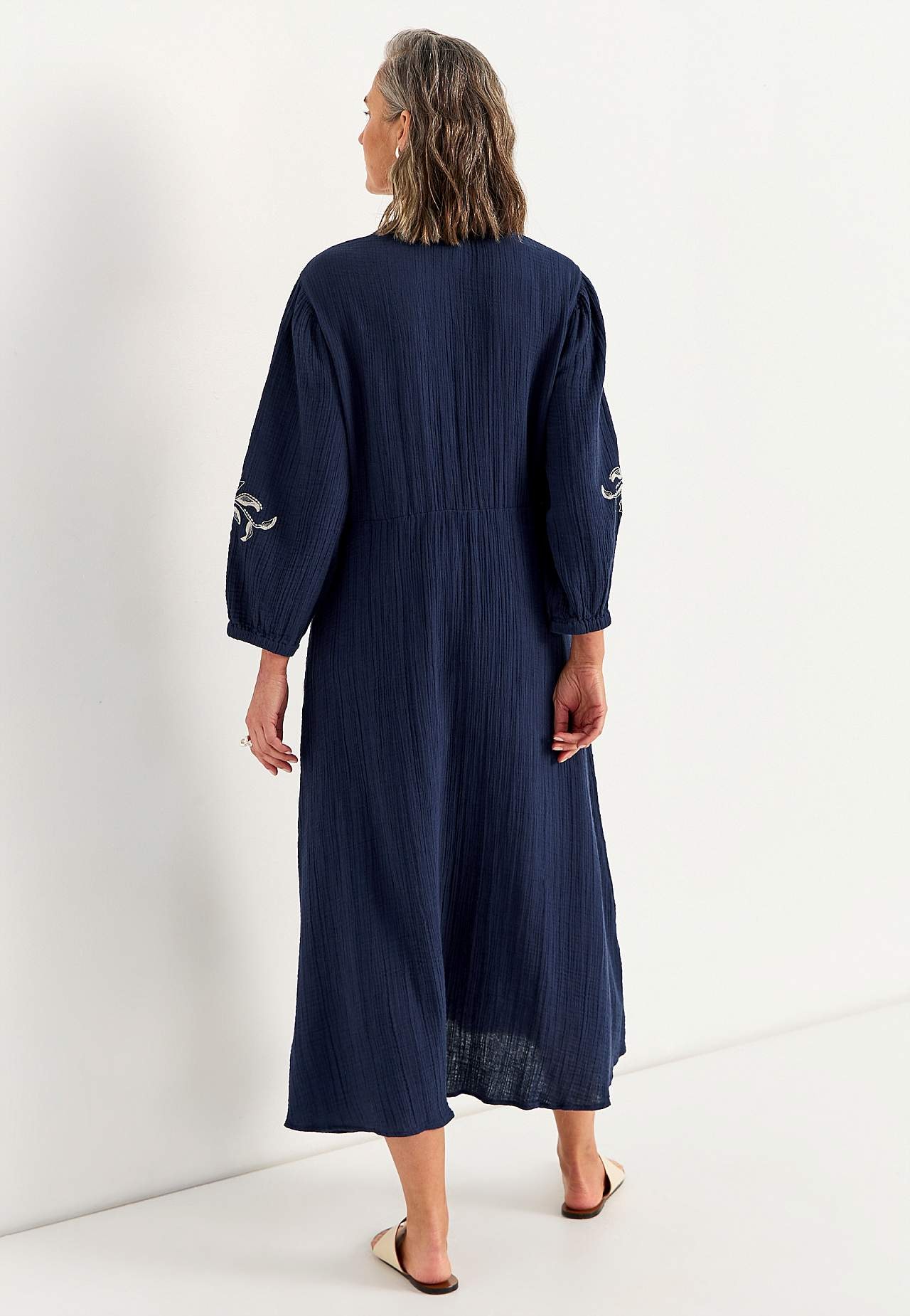 Jurk van gekreukt katoen met borduursel