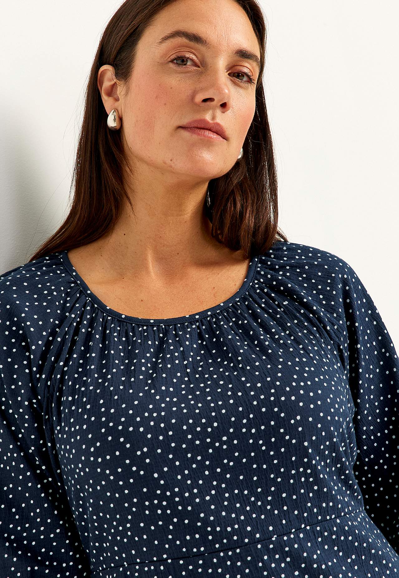 Gestippelde en gekreukte jerseyjurk